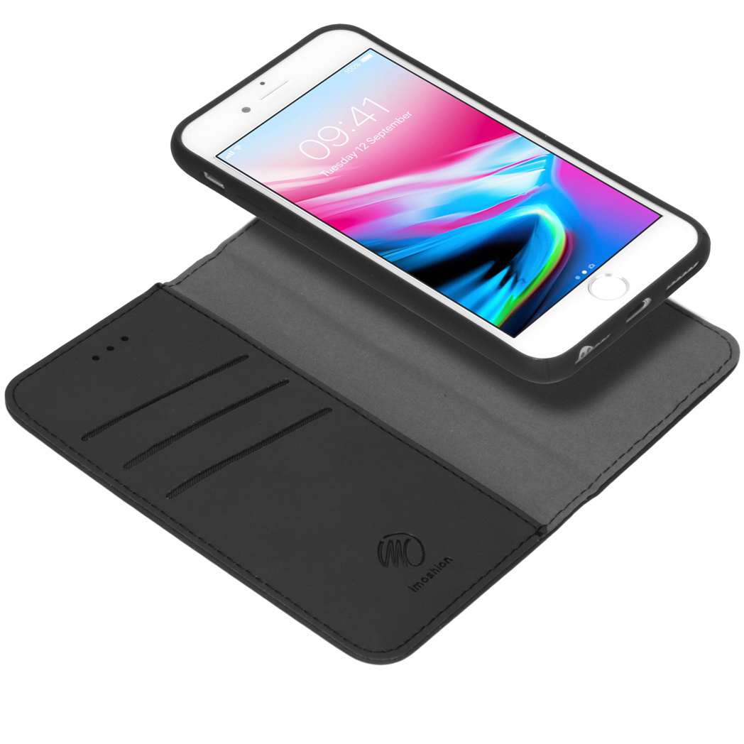 Witte smartphone met zwarte hoes, open zwarte portemonnee. Telefoon toont een kleurrijk scherm. Witte achtergrond.