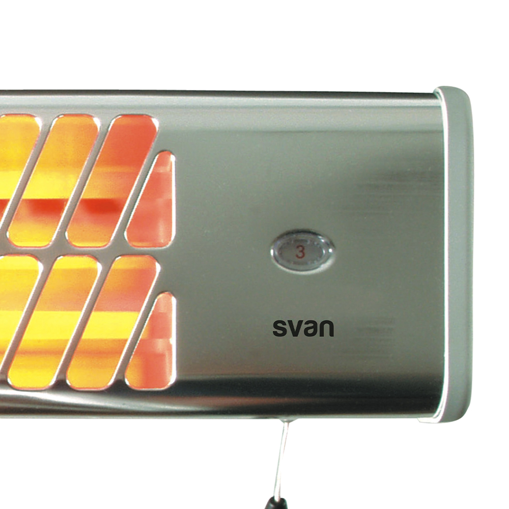 Primer plano de un calentador de pared plateado con barras naranjas brillantes y un interruptor.