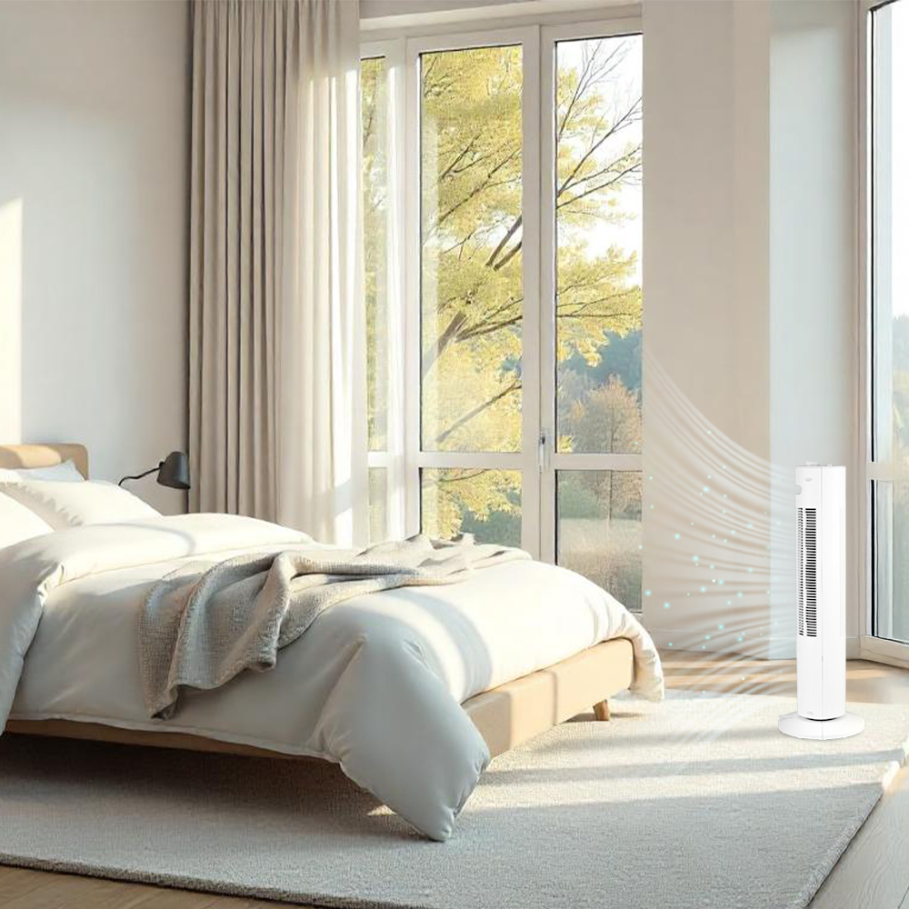 Dormitorio moderno con ventilador de torre blanco. Cerca de cama con manta gris, ventana.
