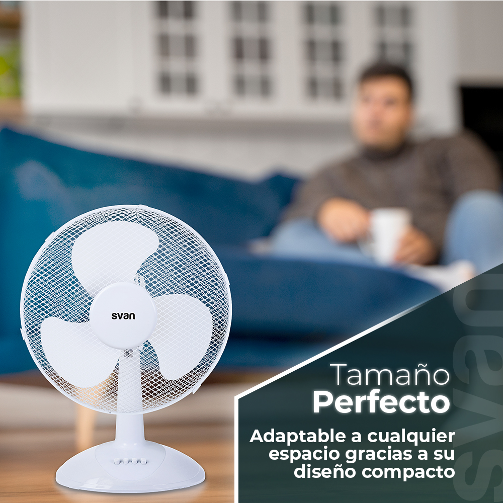 Ventilador blanco sobre mesa en salón moderno. Texto: Tamaño perfecto, adaptable a cualquier espacio.