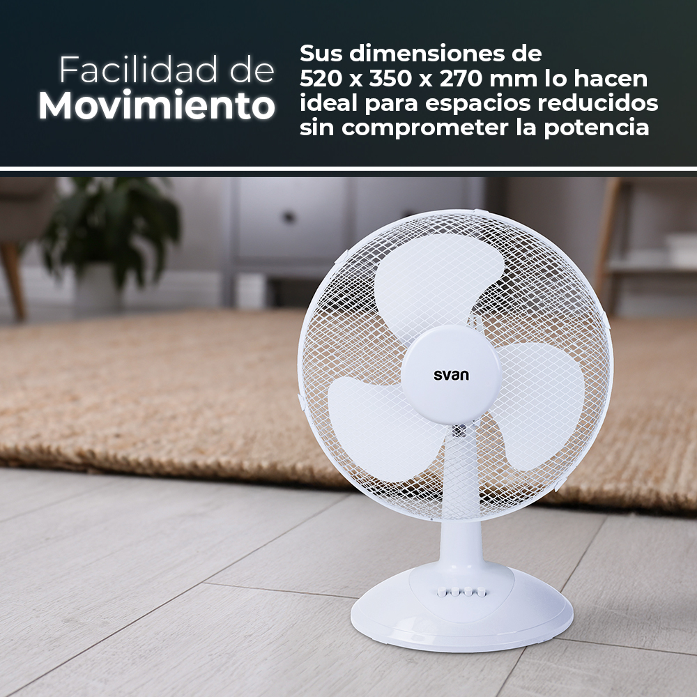 Un ventilador blanco en un suelo de madera. El ventilador tiene tres aspas y está frente a una alfombra y una pared beige.