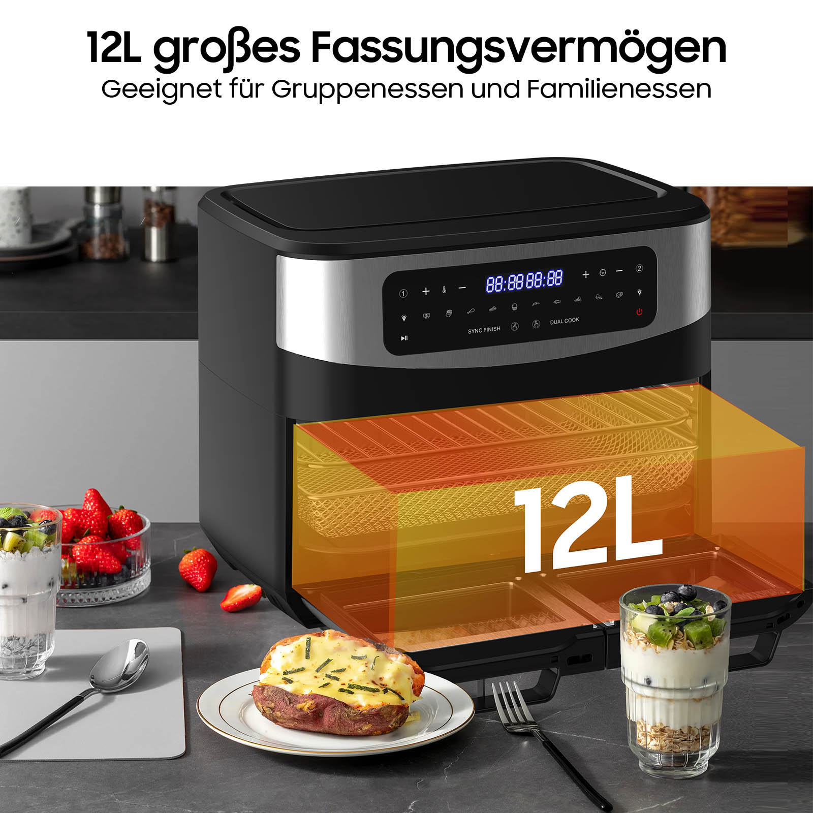 Eine offene Heißluftfritteuse mit Digitalanzeige. Ein Tablett ist herausgezogen und zeigt Essen. Mehr Essen davor.