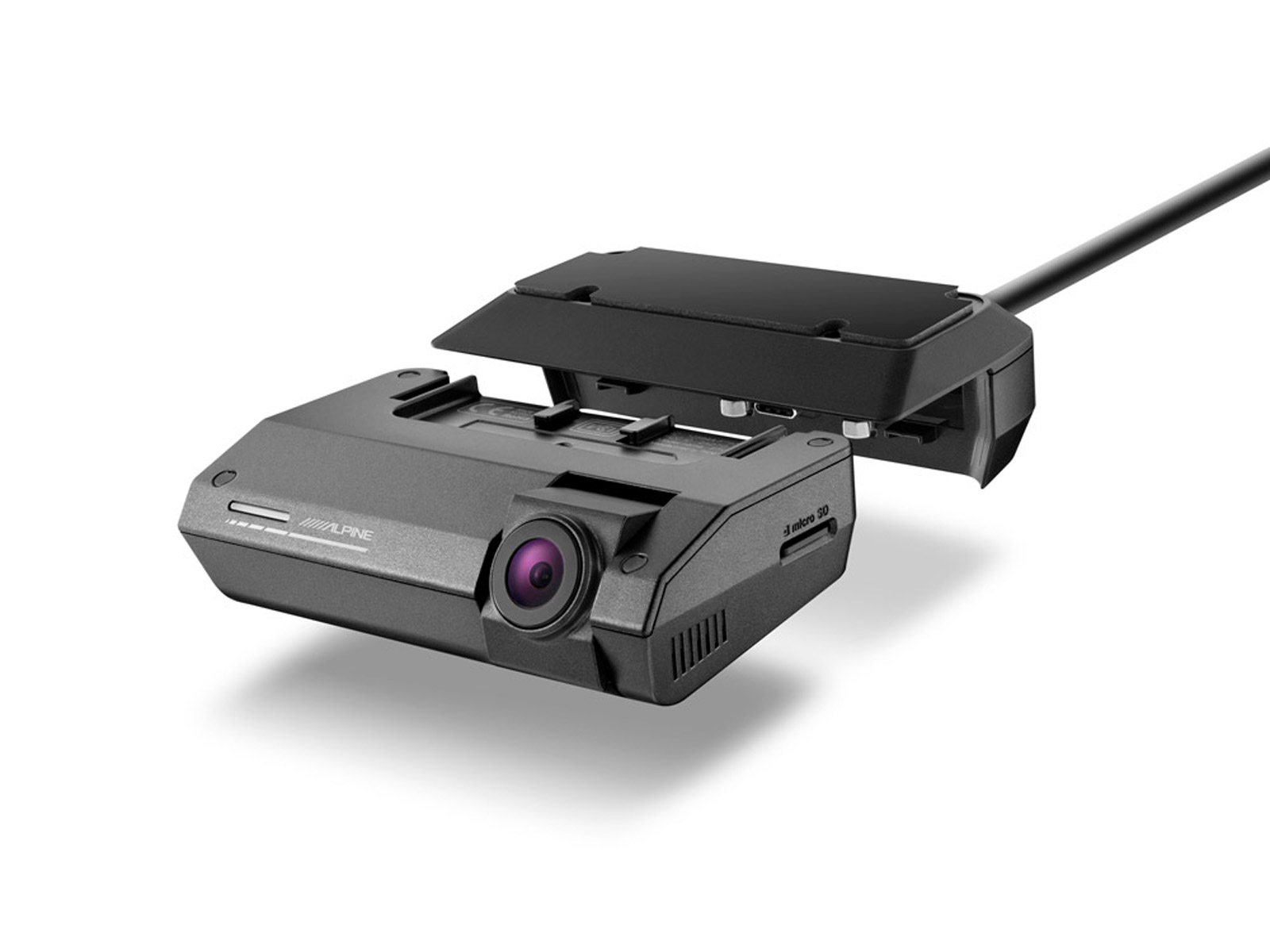 Schwarze Dashcam mit Objektiv, offener oberer Abdeckung und Kabel.