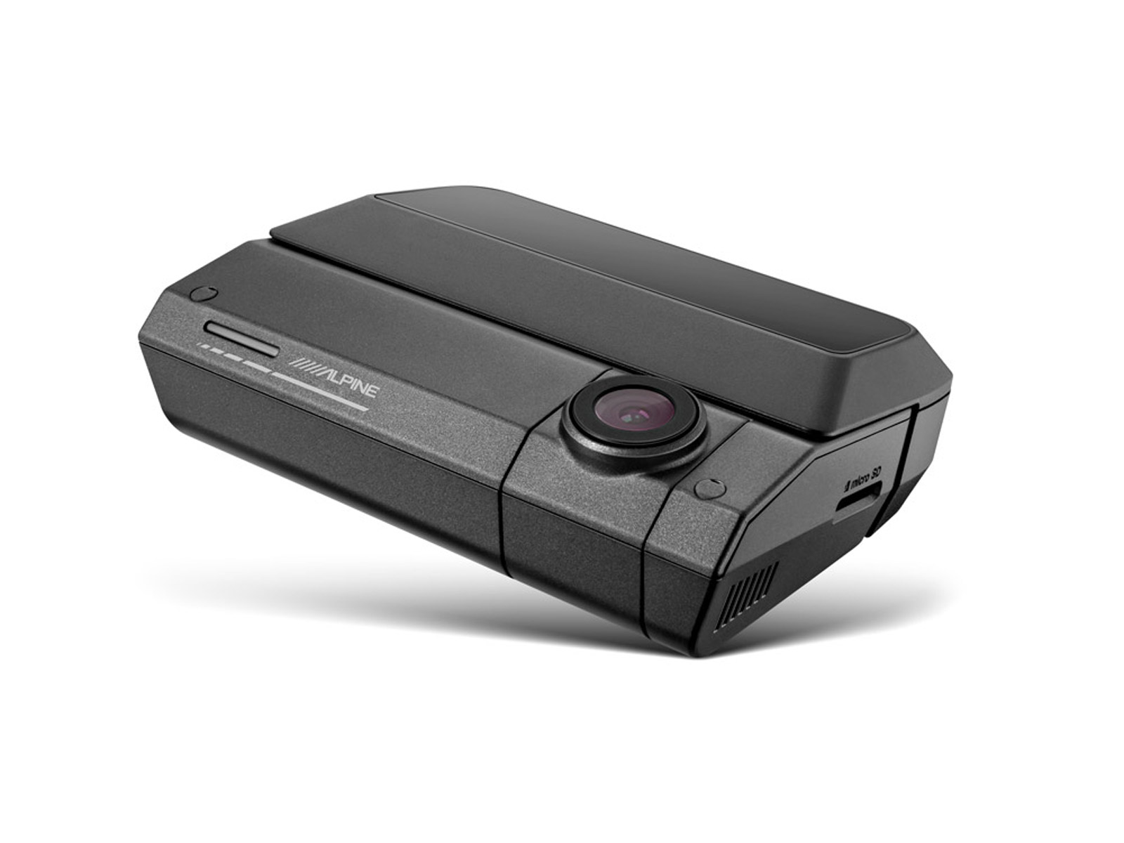 Eine schwarze Dashcam, abgewinkelt, zeigt eine Linse und ein Alpine-Logo. Es ist auf einer weißen Oberfläche.