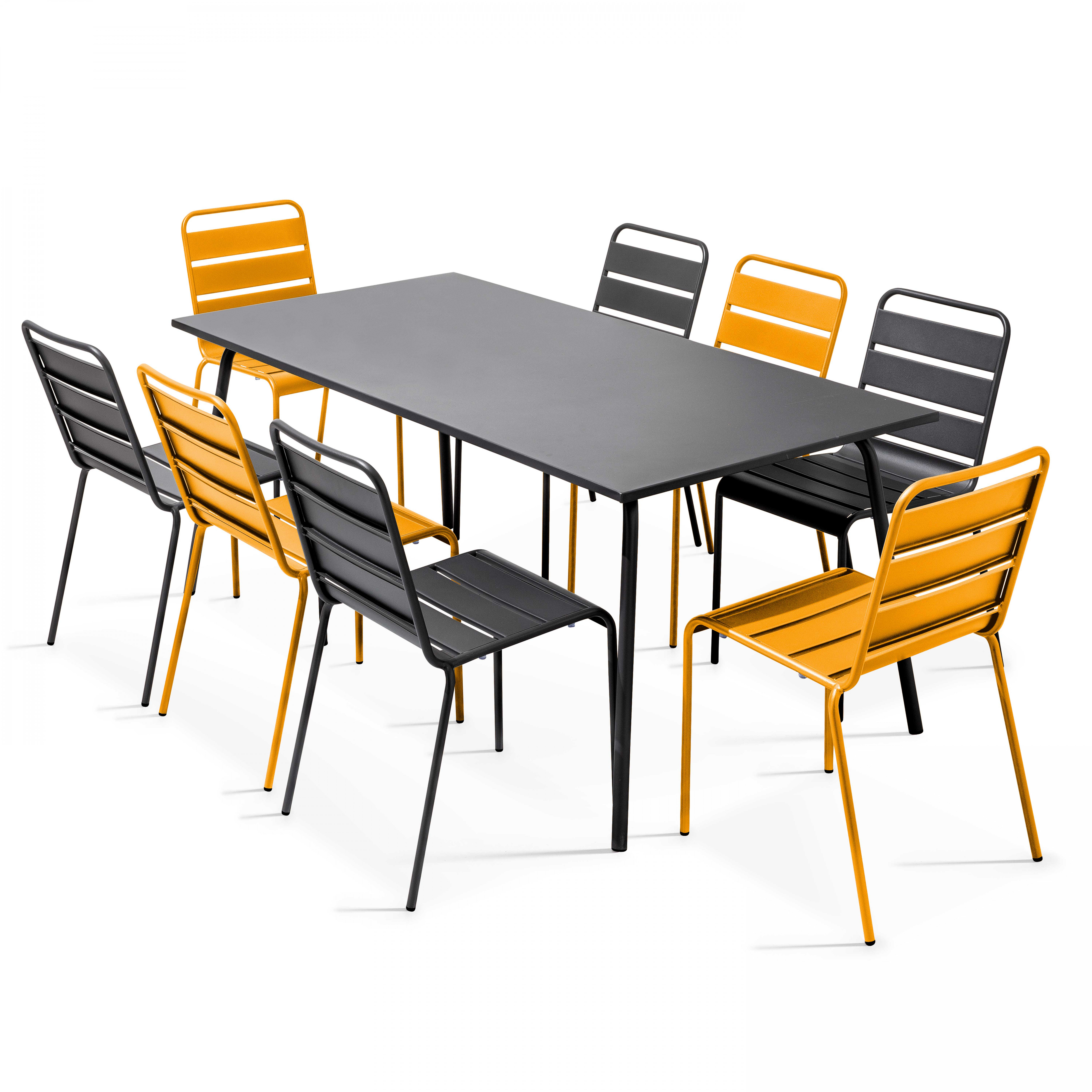 Ein Tisch und Stühle auf weißem Hintergrund. Der Tisch ist rechteckig. Stühle sind schwarz und orange.