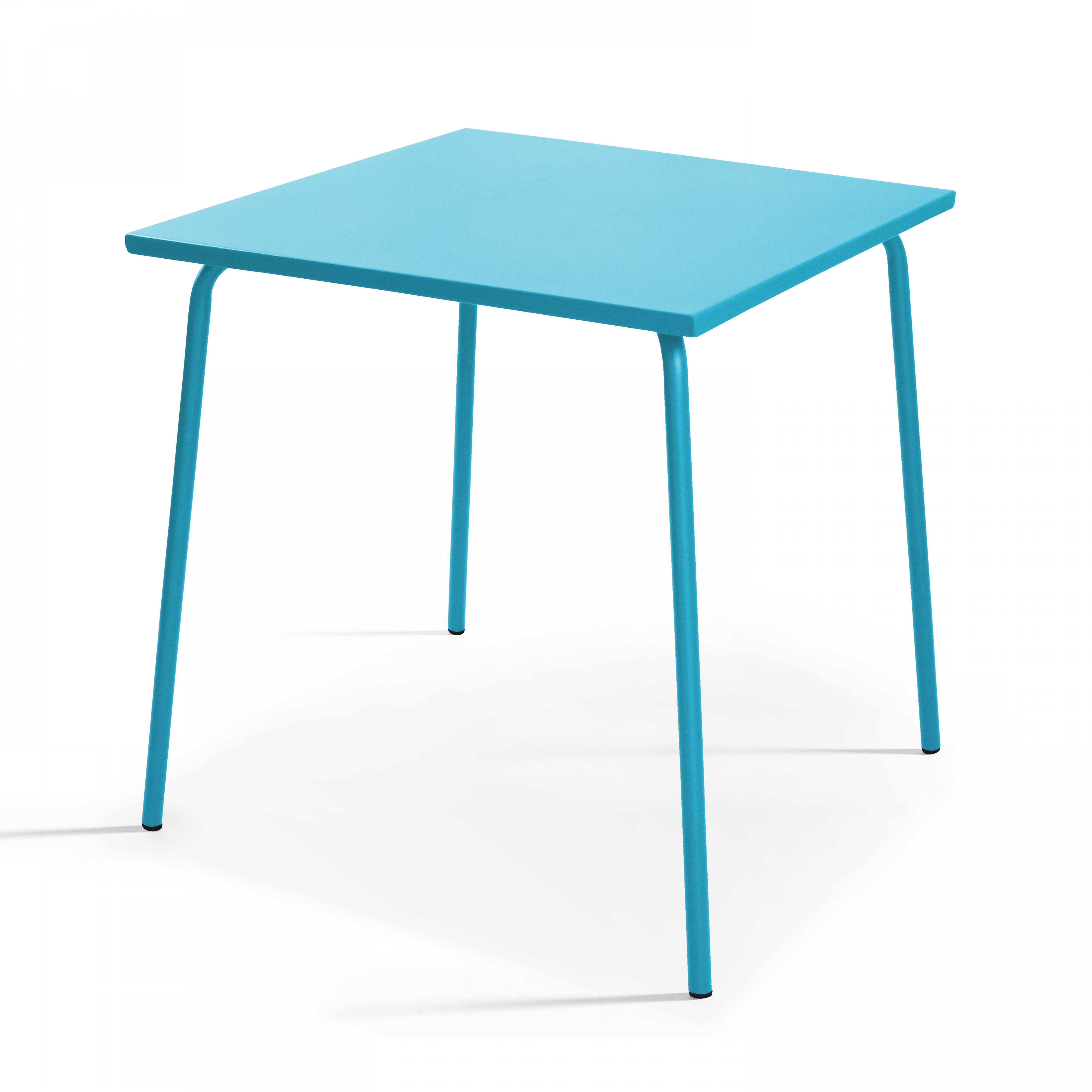 Ein quadratischer, blauer Tisch mit vier Beinen auf weißem Grund.