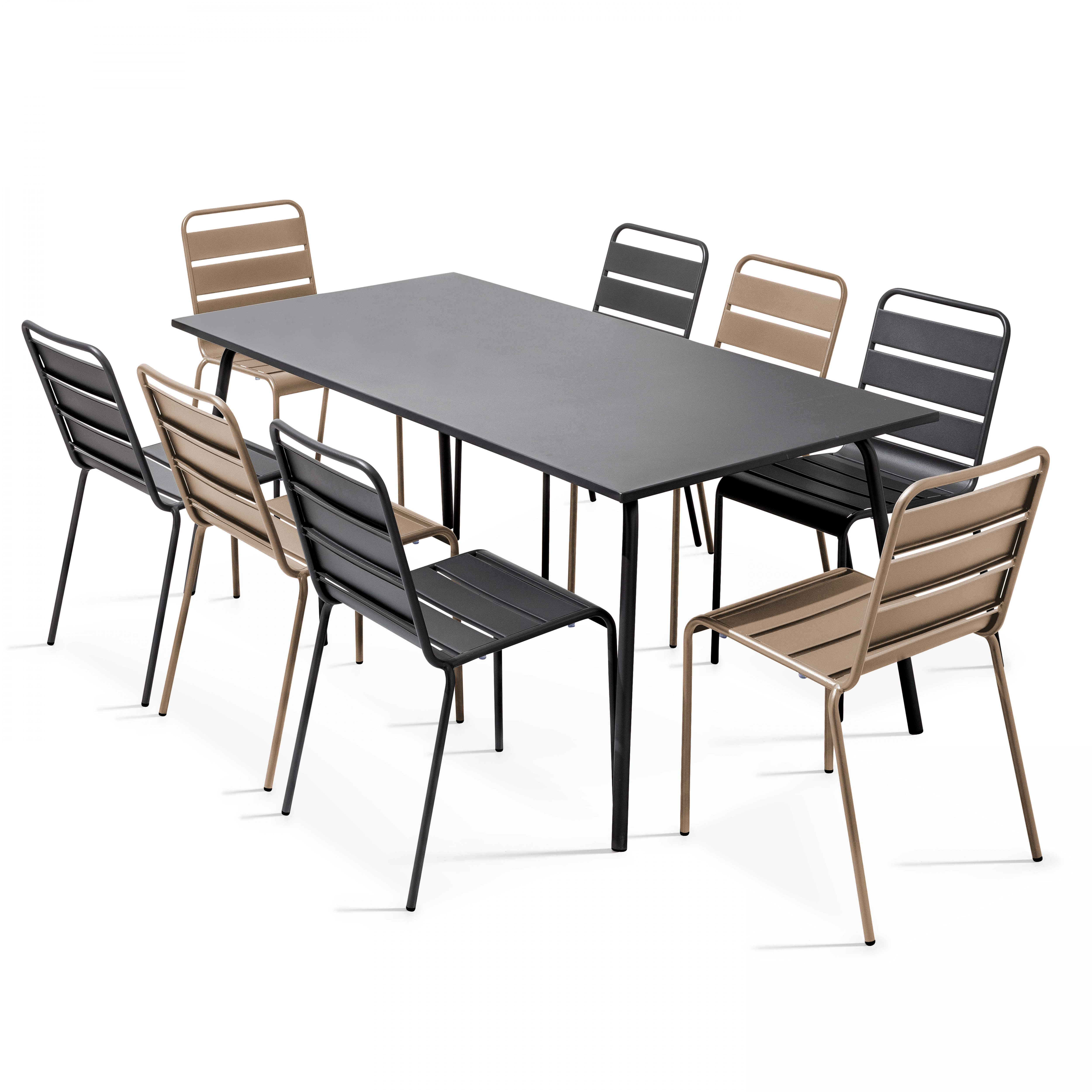 Ein Ess-Set mit einem schwarzen Tisch und Stühlen, auf weißem Grund.