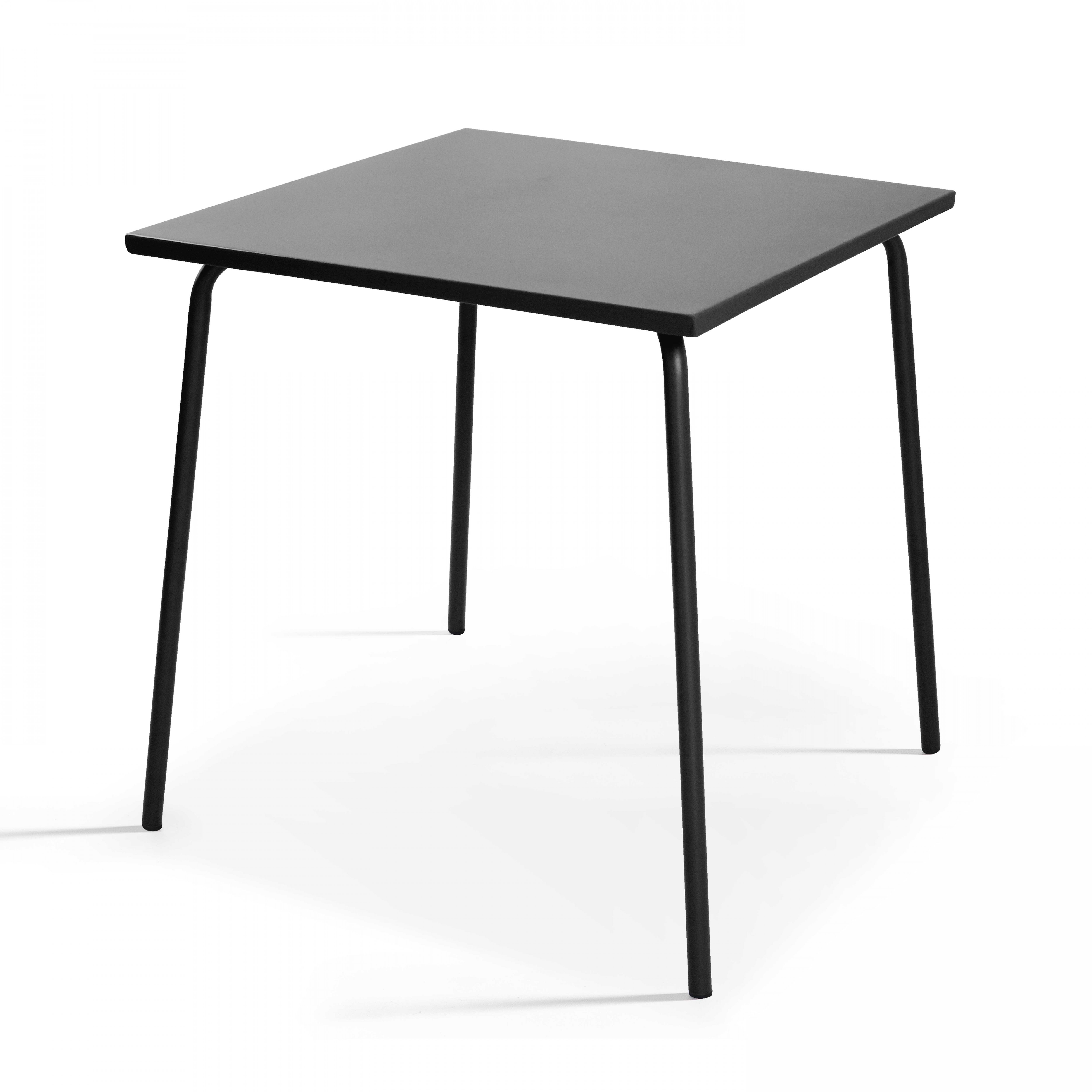 Ein schwarzer quadratischer Tisch mit vier Beinen, isoliert auf einem weißen Hintergrund, der einen weichen Schatten wirft.