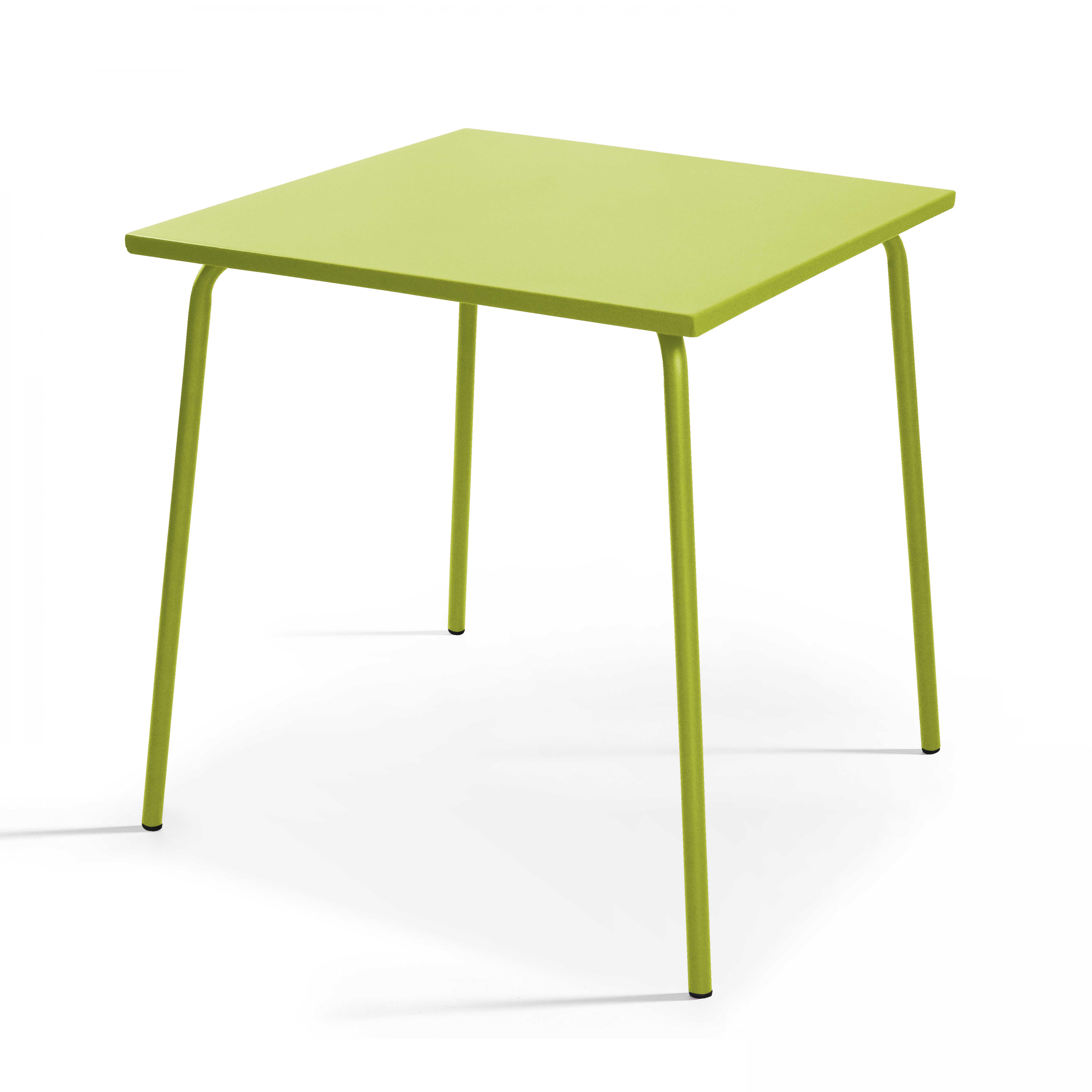 Ein quadratischer, limettengrüner Tisch auf weißem Hintergrund.