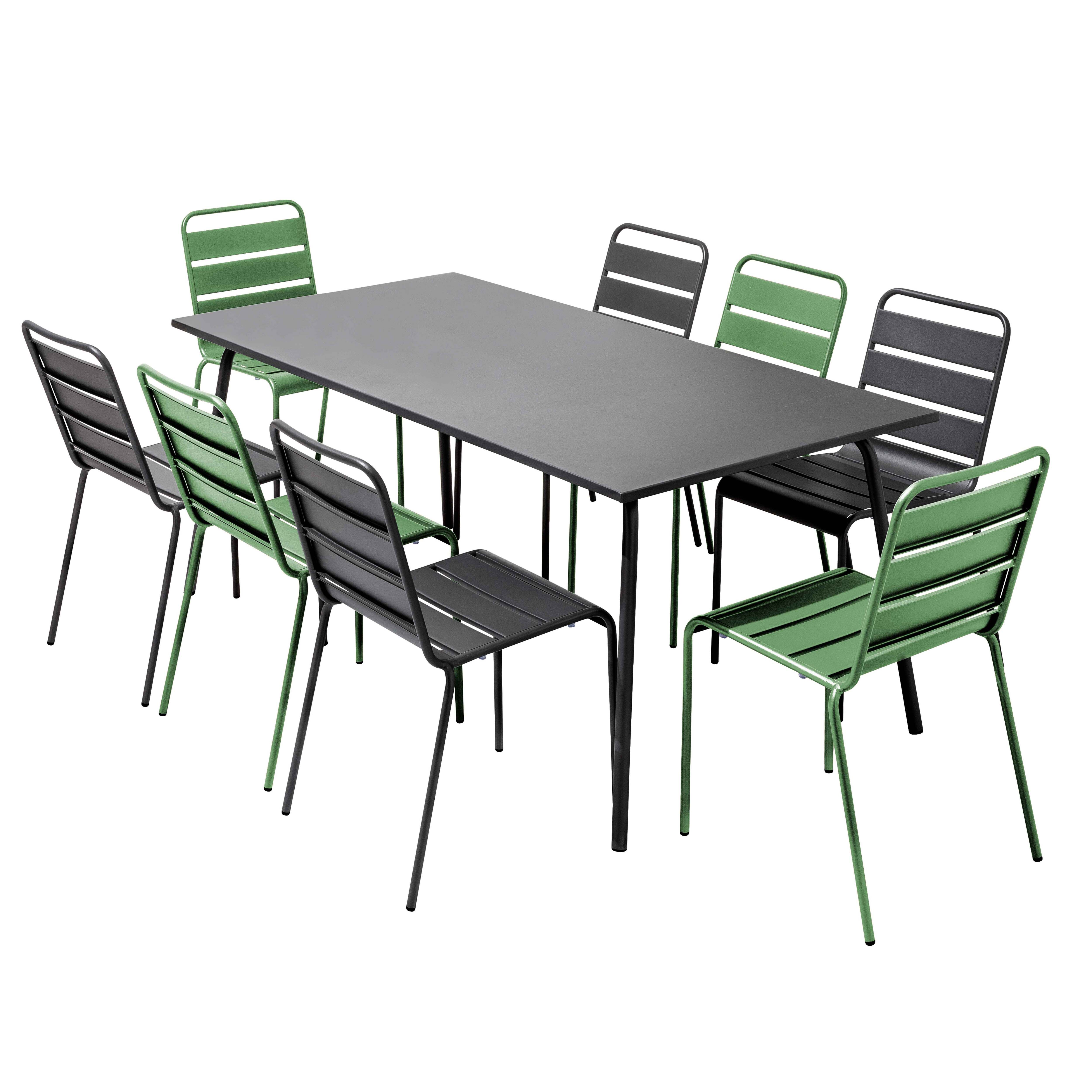 Ein Tisch mit acht Stühlen. Grüne und schwarze Stühle um einen schwarzen Tisch.