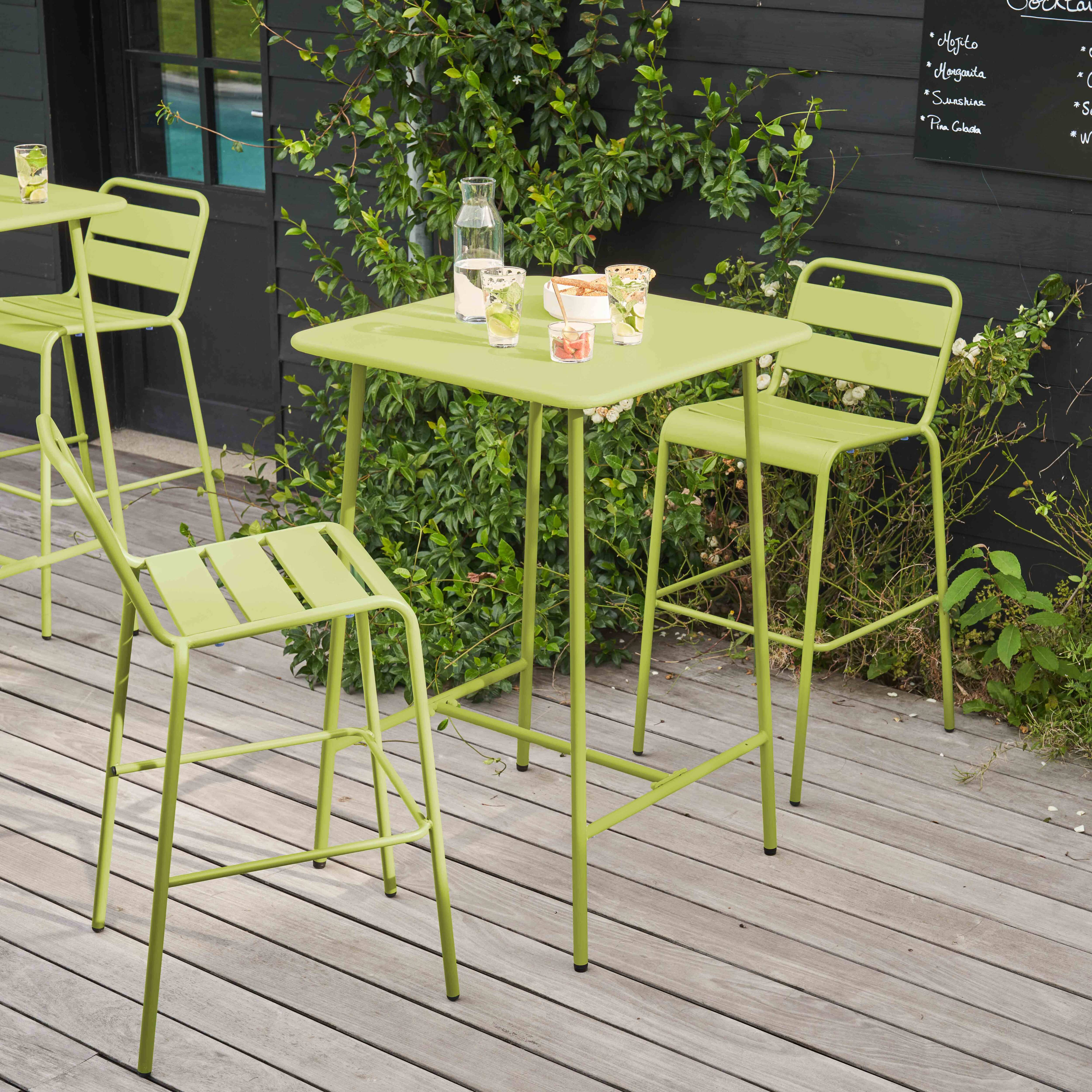 Ein Bartisch-Set mit limettengrünen Tisch und Barhockern auf einem Deck.