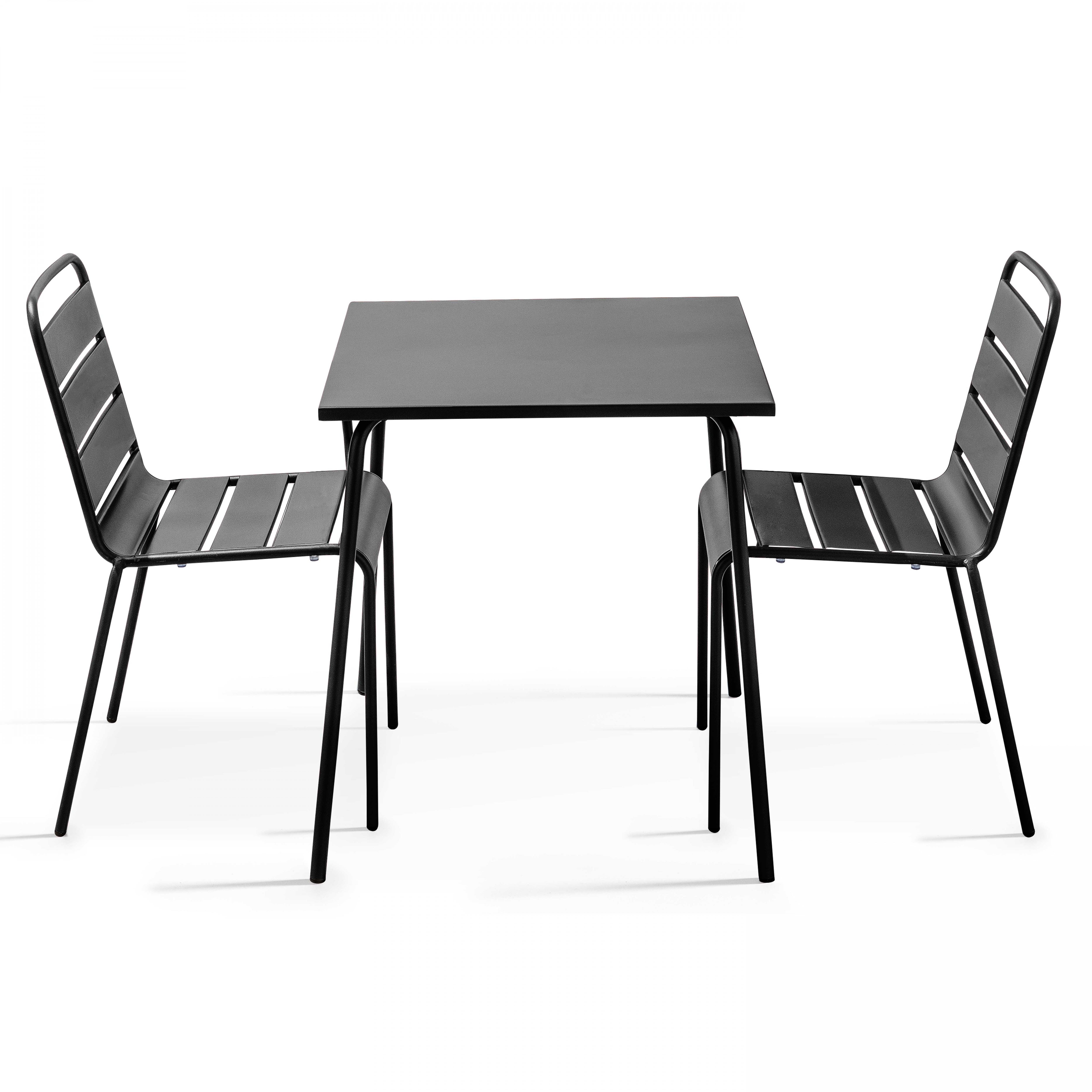 Ein schwarzer Tisch und zwei schwarze Stühle auf weißem Grund. Die Stühle haben Latten.