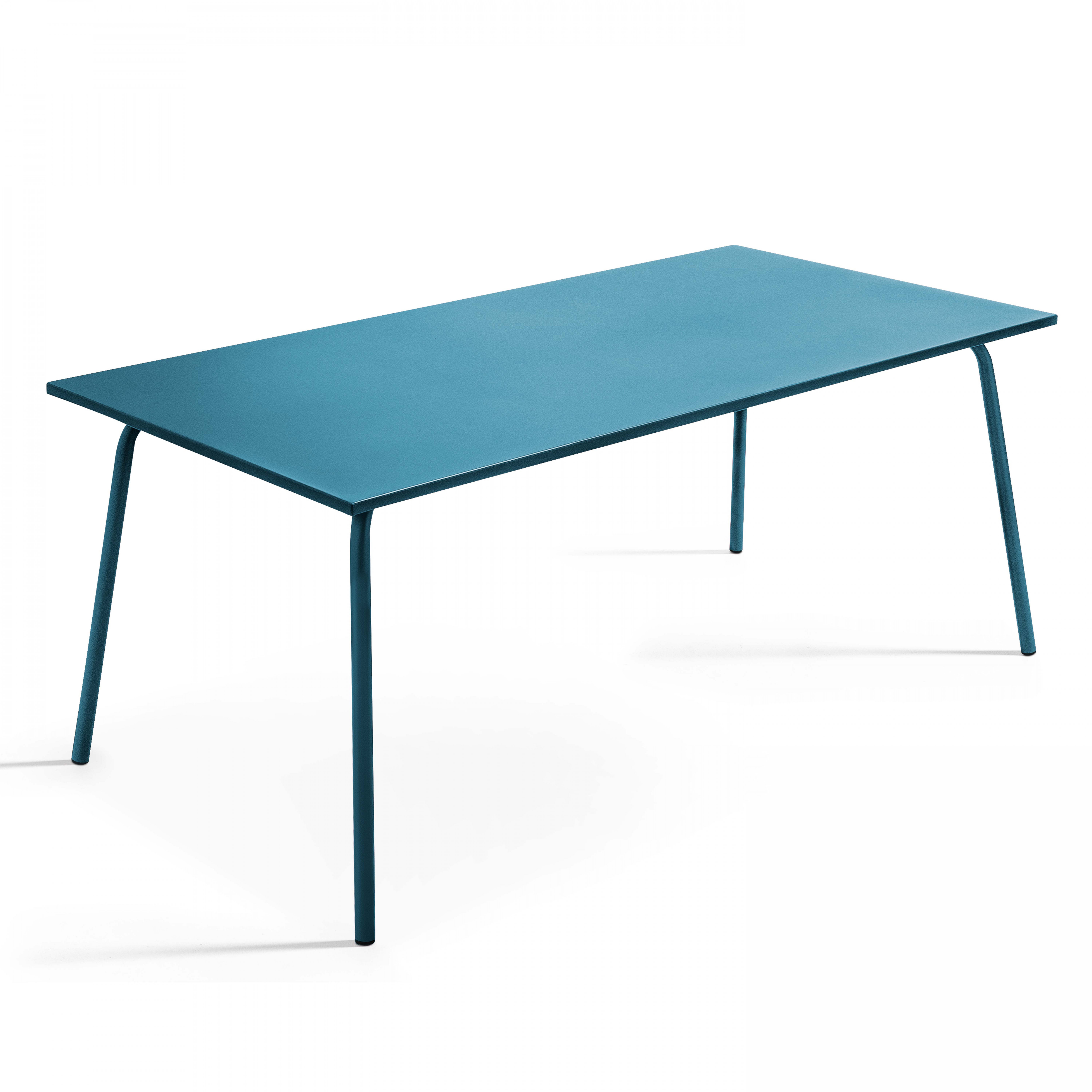 Blauer rechteckiger Tisch. Weißer Hintergrund. Einfaches und modernes Design. Esstisch.