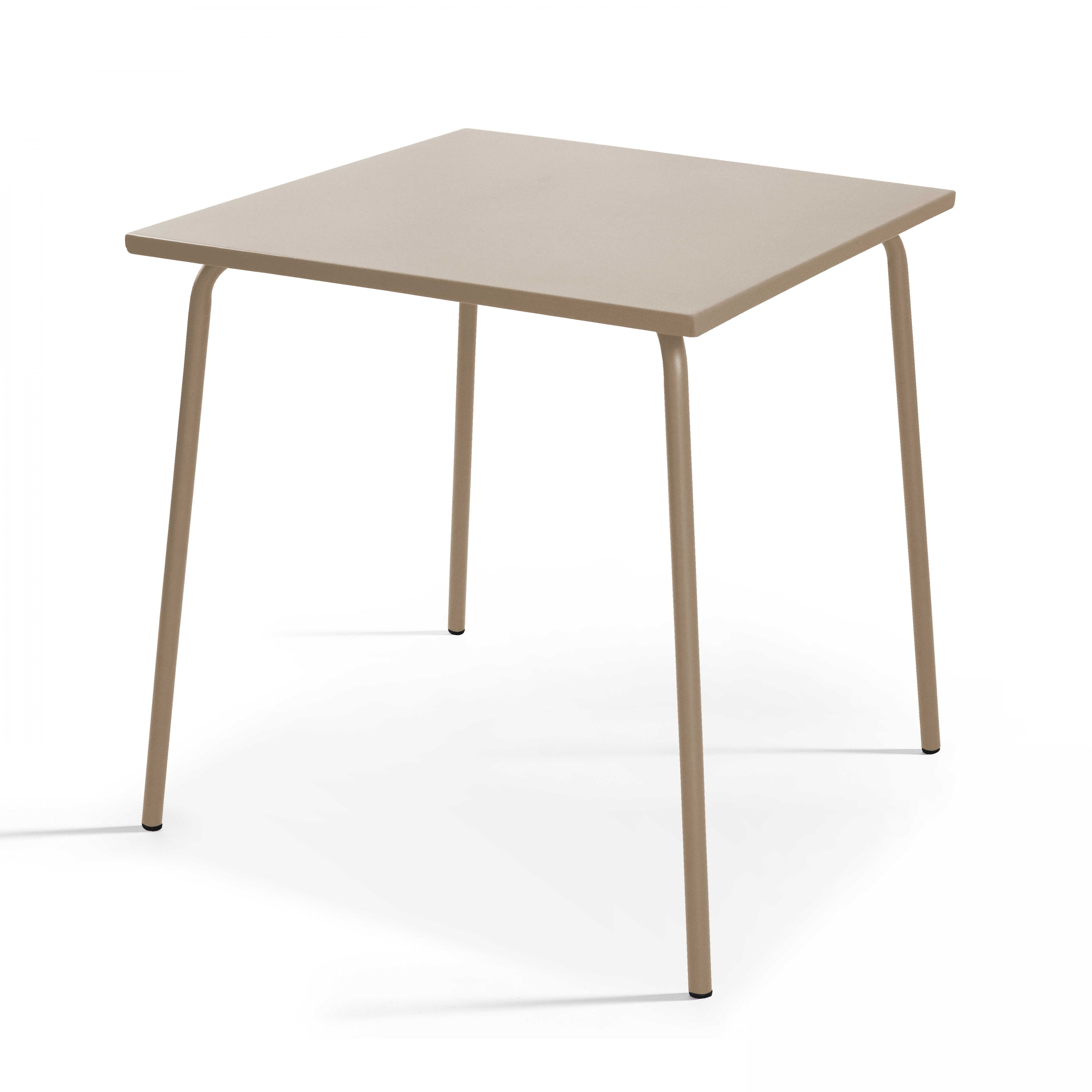 Quadratischer Tisch mit vier Beinen. Beige Farbe. Weißer Hintergrund, Studioaufnahme. Einfaches Design.