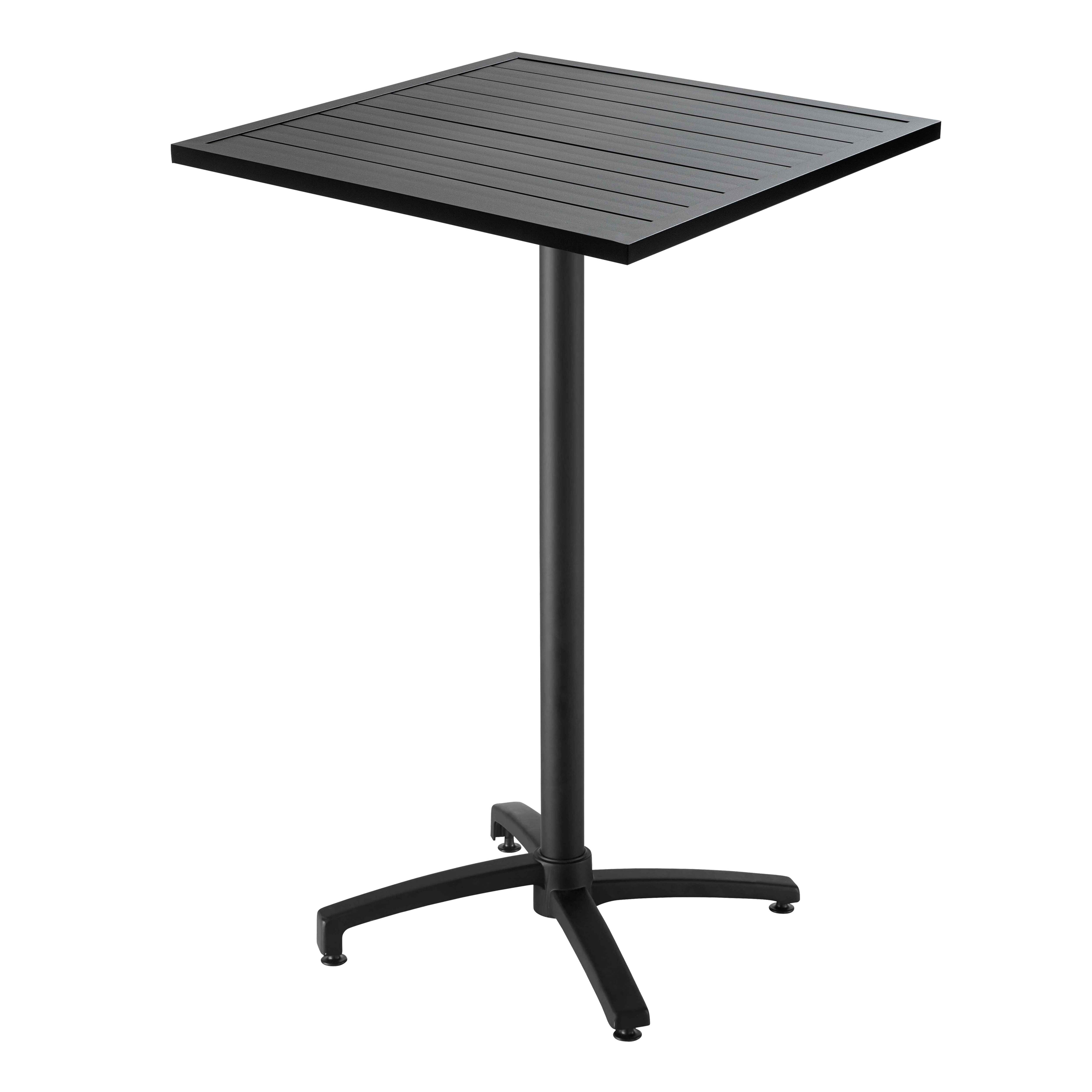 Ein hoher, quadratischer schwarzer Tisch steht auf einem weißen Hintergrund und unterstreicht sein modernes, minimalistisches Design.