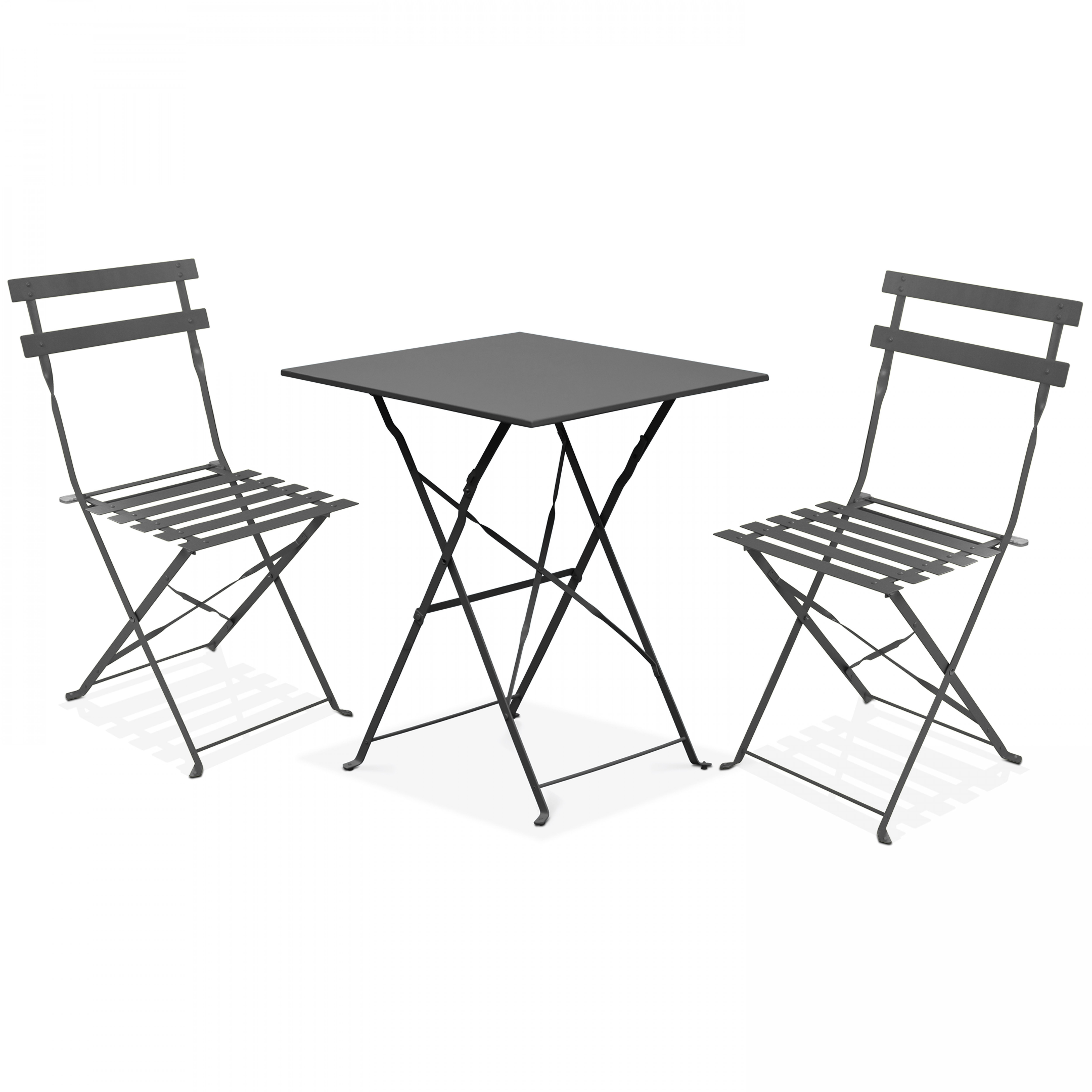 Ein quadratischer dunkelgrauer Tisch mit zwei passenden Stühlen auf weißem Grund.