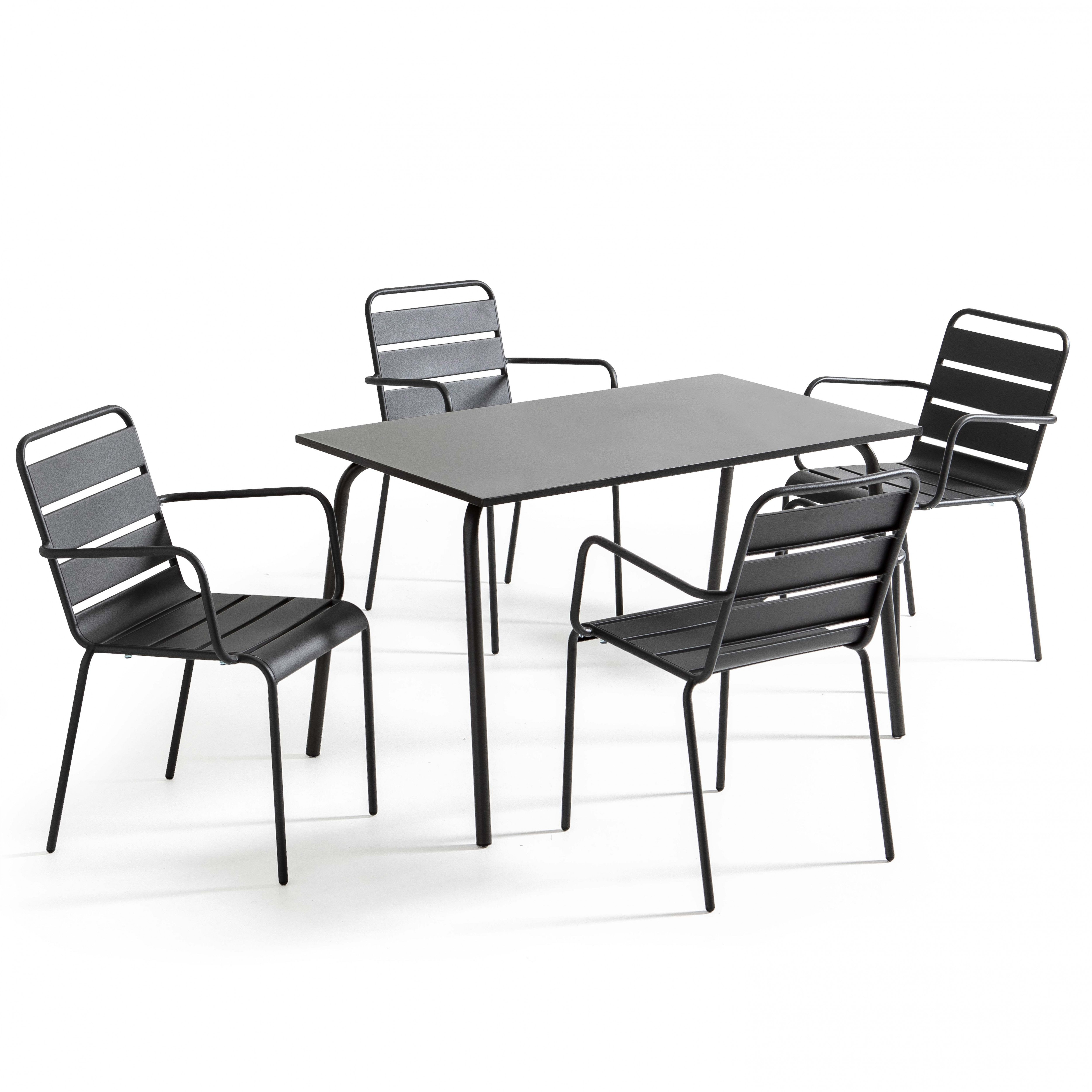 Ein schwarzer Tisch und vier schwarze Stühle.