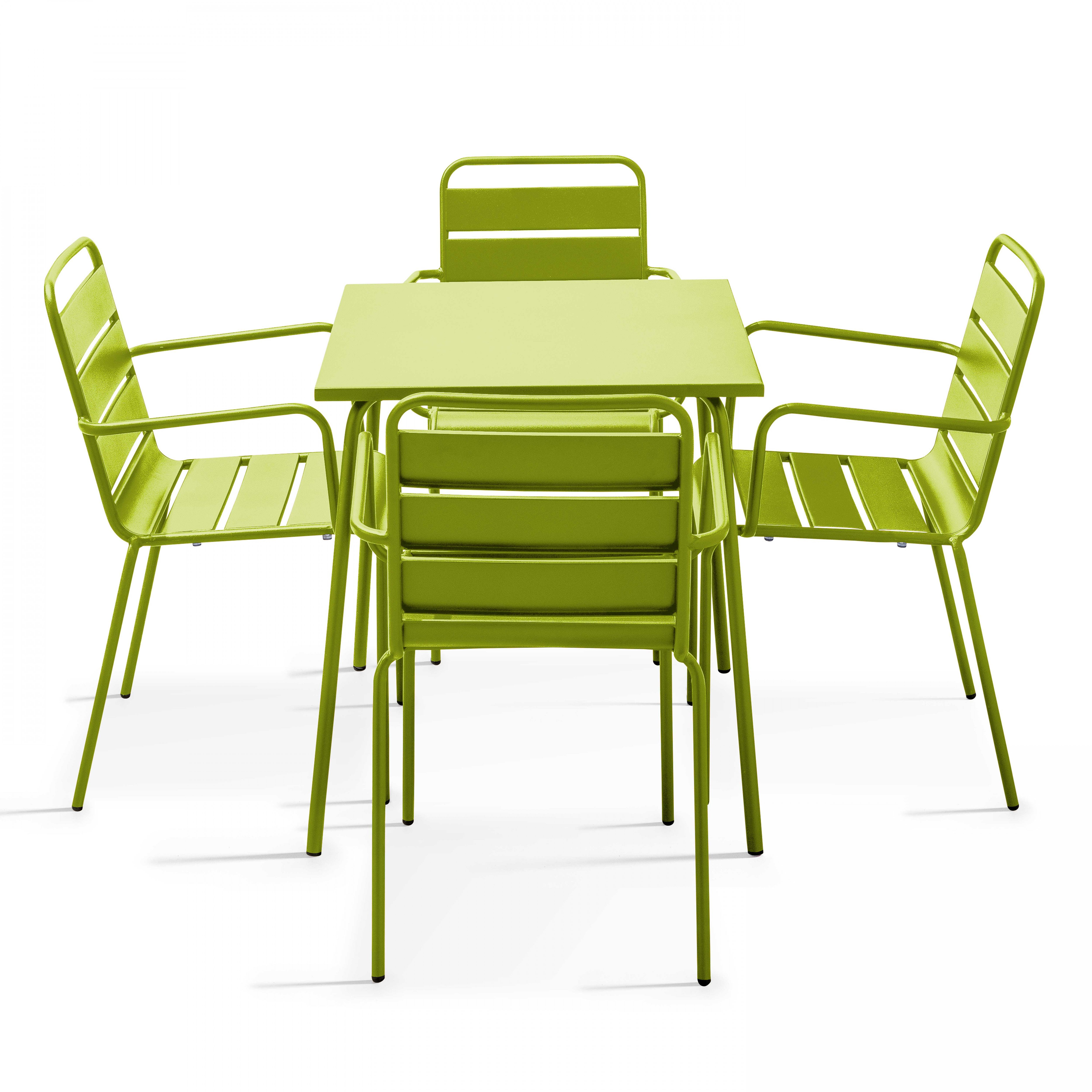 Ein grüner Tisch und vier grüne Stühle.