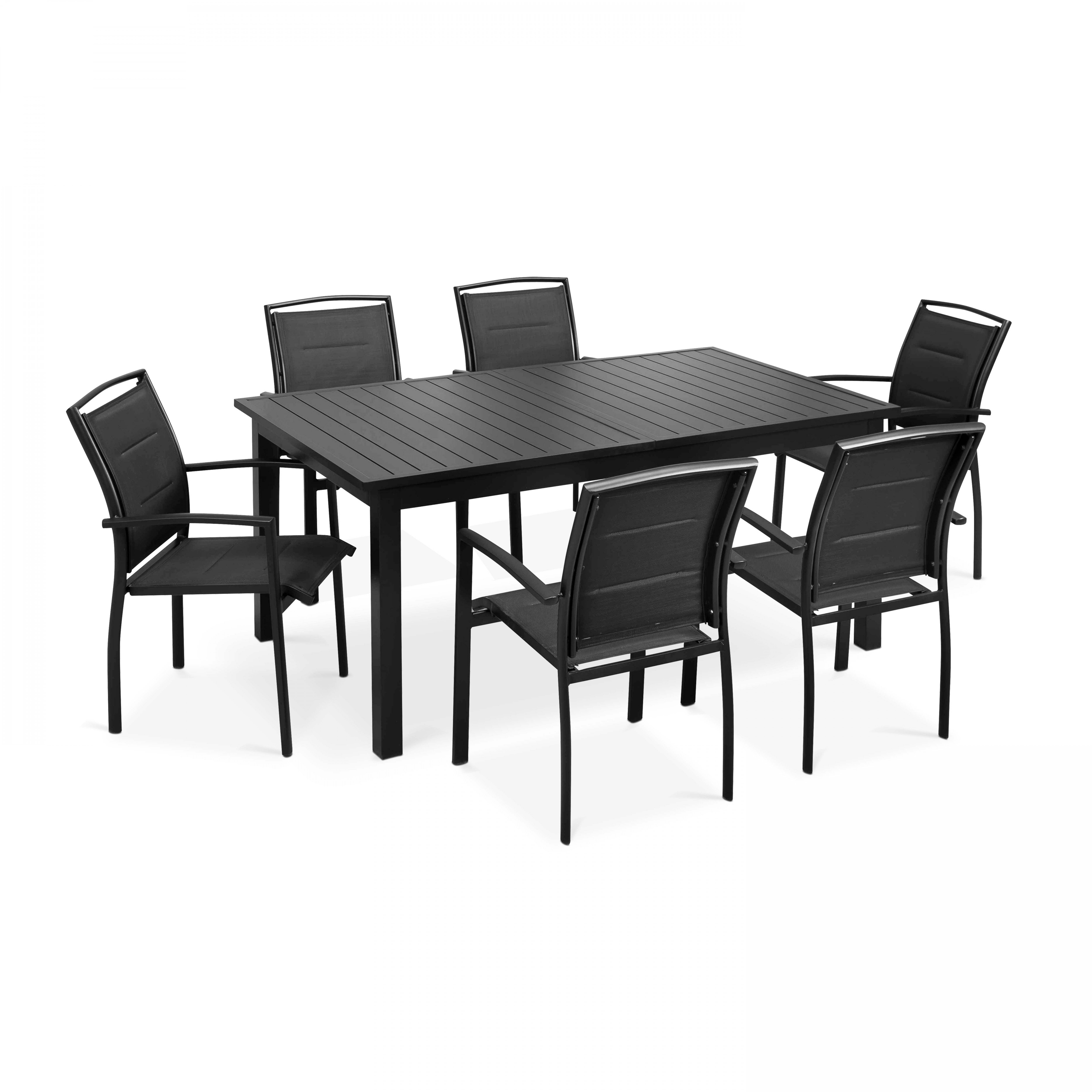 Ein schwarzer Tisch mit sechs schwarzen Stühlen auf weißem Hintergrund.