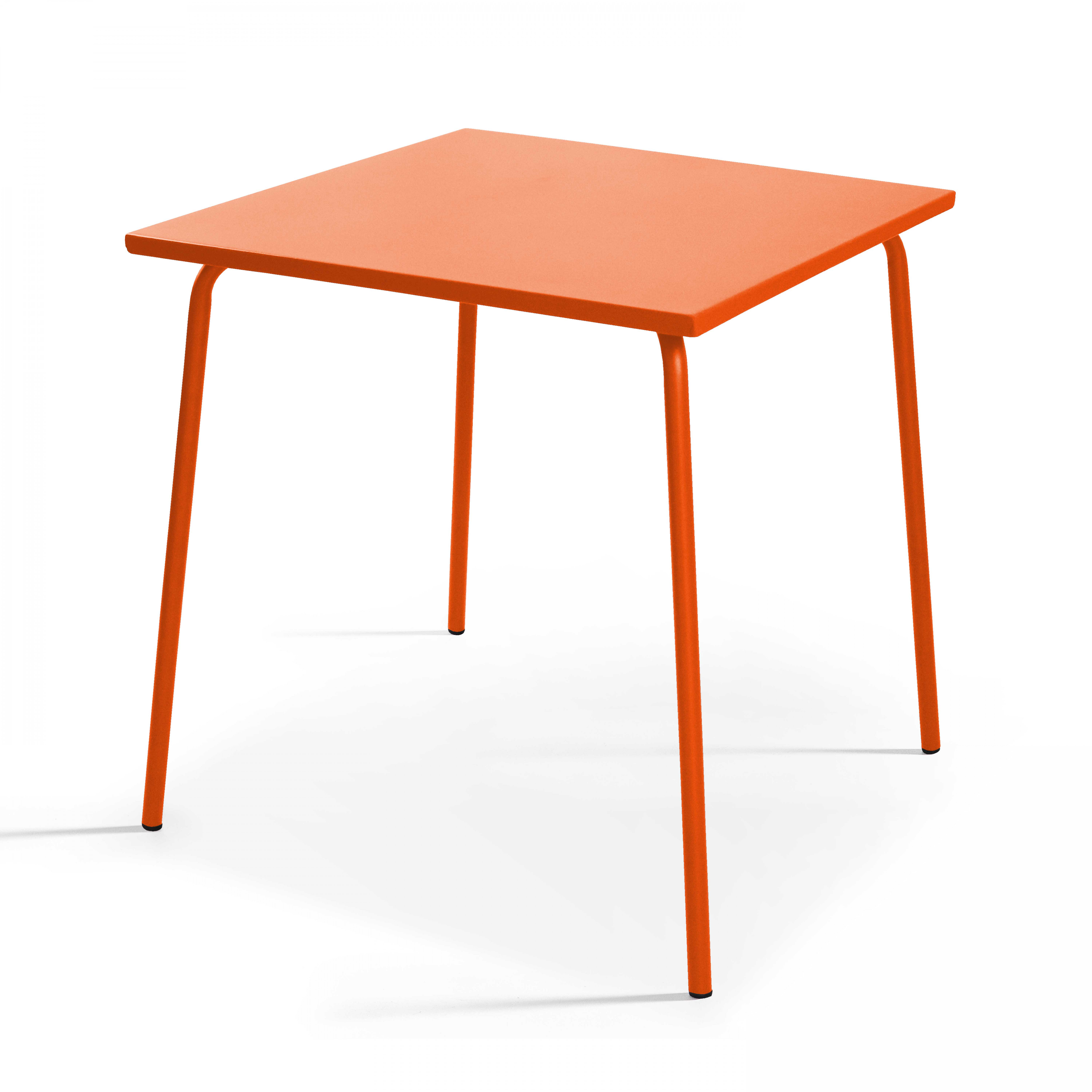 Ein orangefarbener quadratischer Tisch. Weißer Hintergrund.