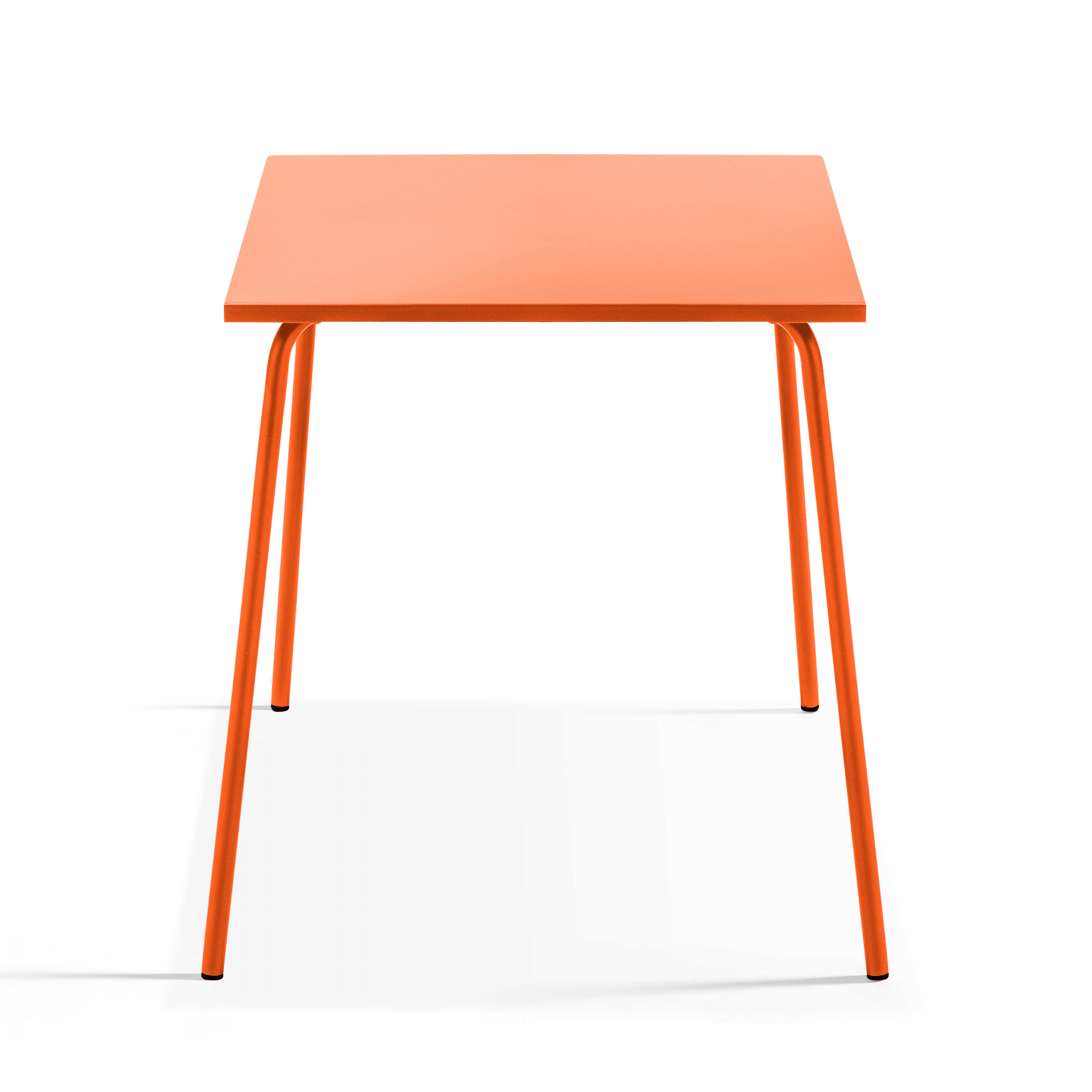 Ein orangefarbener Tisch auf weißem Hintergrund.