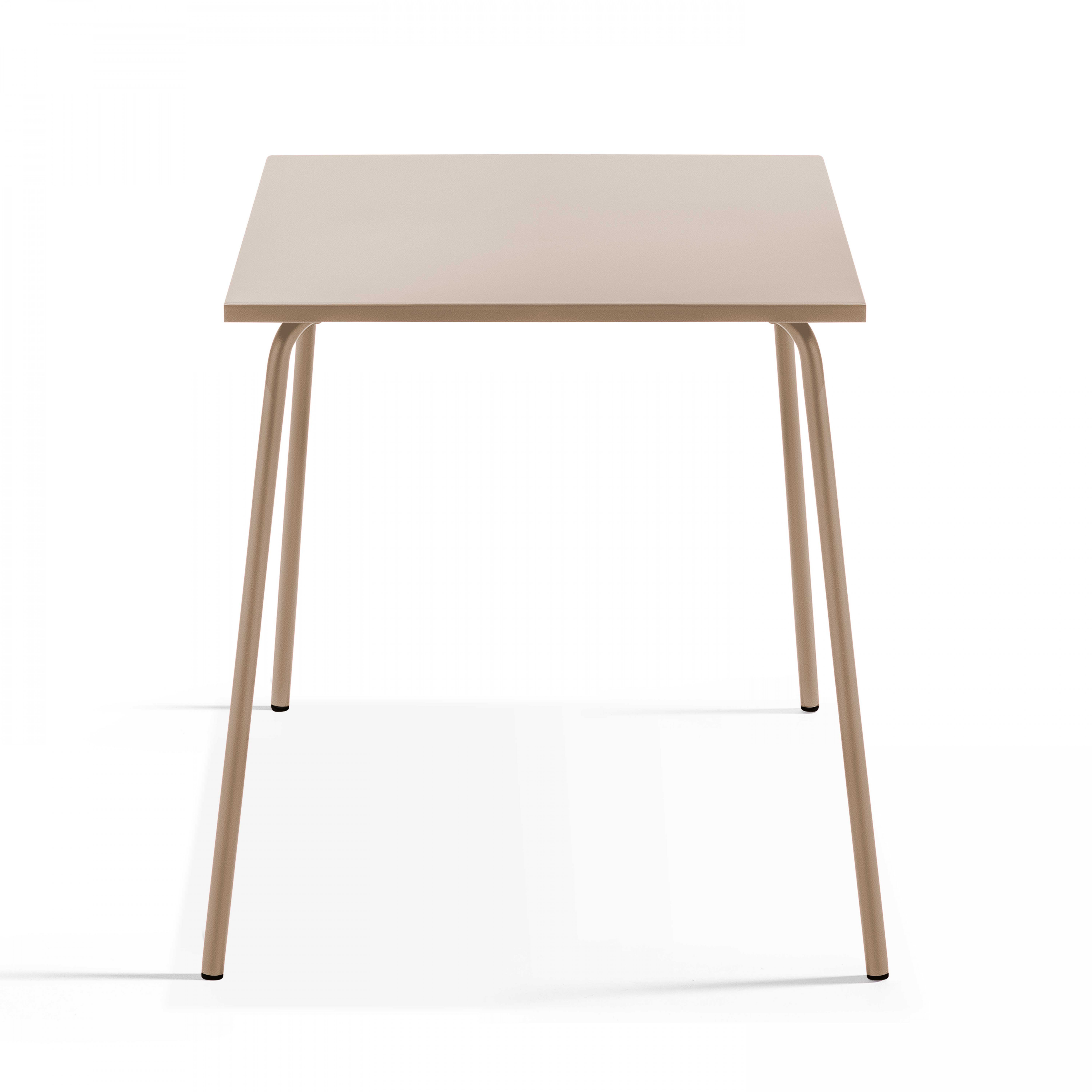 Ein quadratischer, hellbeiger Metalltisch ist vor einem weißen Hintergrund isoliert.