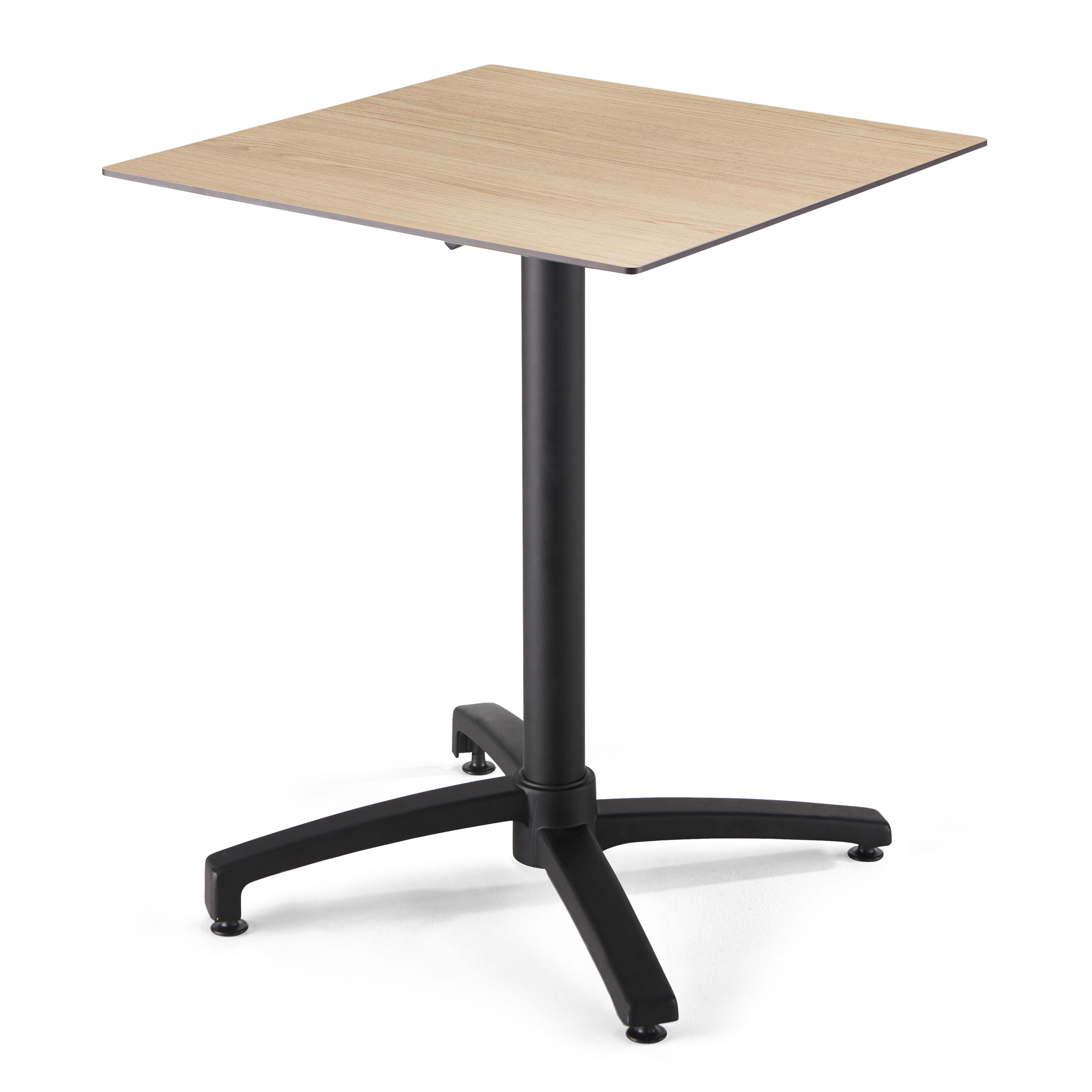 Ein kleiner quadratischer Tisch mit einer Holzmaserung und einem schwarzen Sockel steht auf einem weißen Hintergrund.