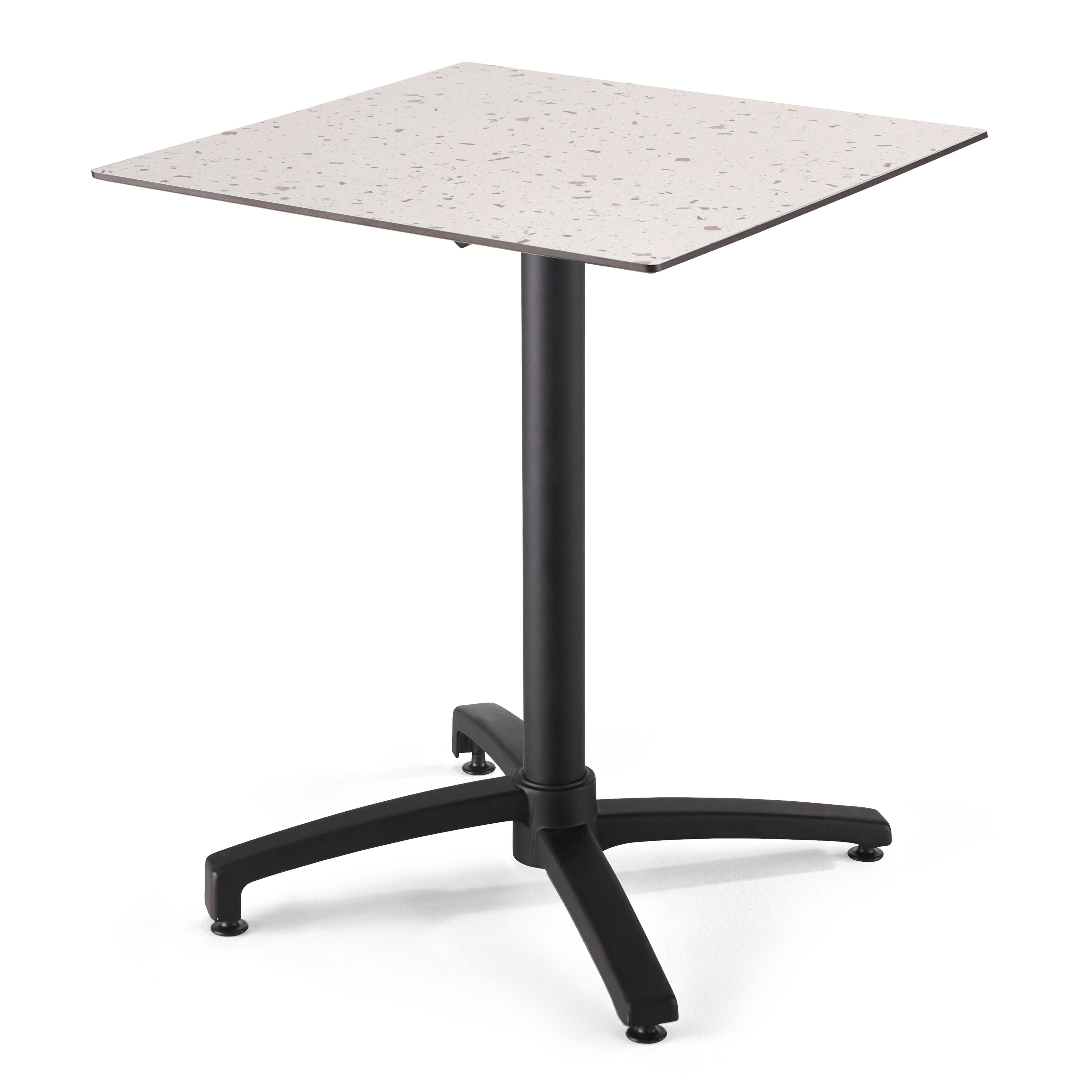 Ein weiß gesprenkelter quadratischer Tisch steht auf einem schwarzen Metallfuß vor einem weißen Hintergrund.