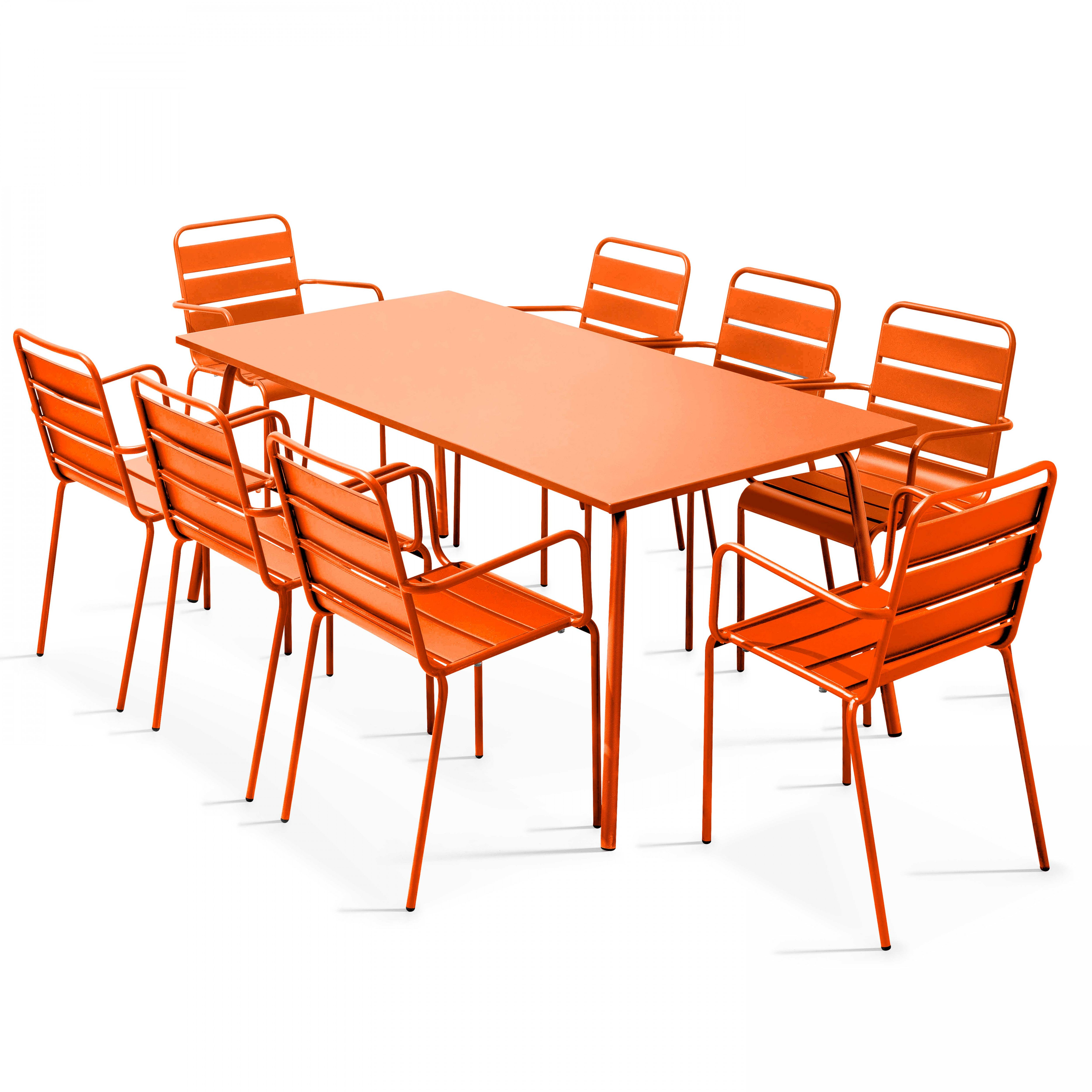 Ein orangefarbenes Esszimmer-Set für den Außenbereich mit einem rechteckigen Tisch und acht Stühlen auf einem weißen Hintergrund.