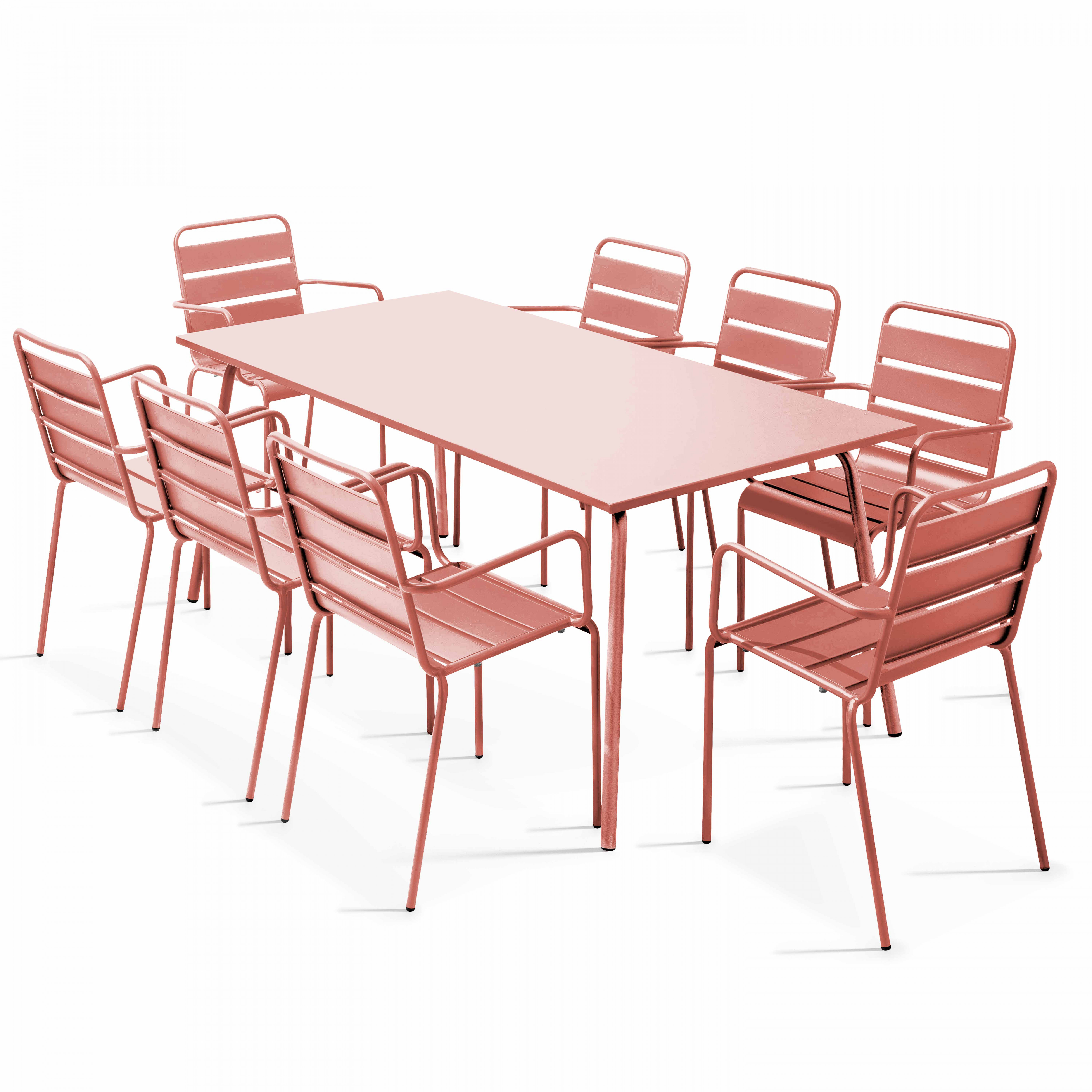 Ein rosa Ess-Set im Freien mit einem rechteckigen Tisch und sechs Stühlen.