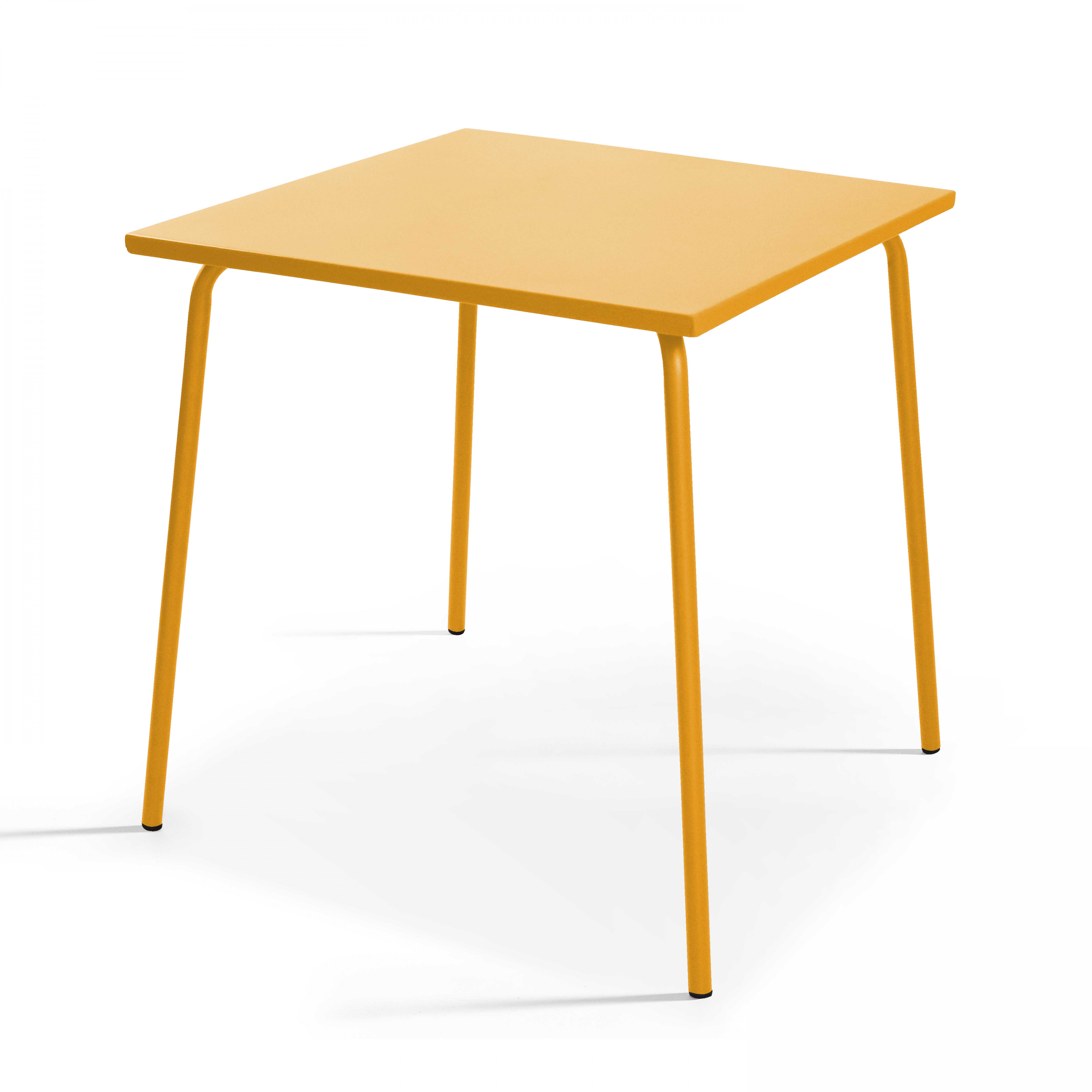 Ein quadratischer, gelber Tisch mit einfachem Bein-Design. Der Hintergrund ist schlicht weiß.