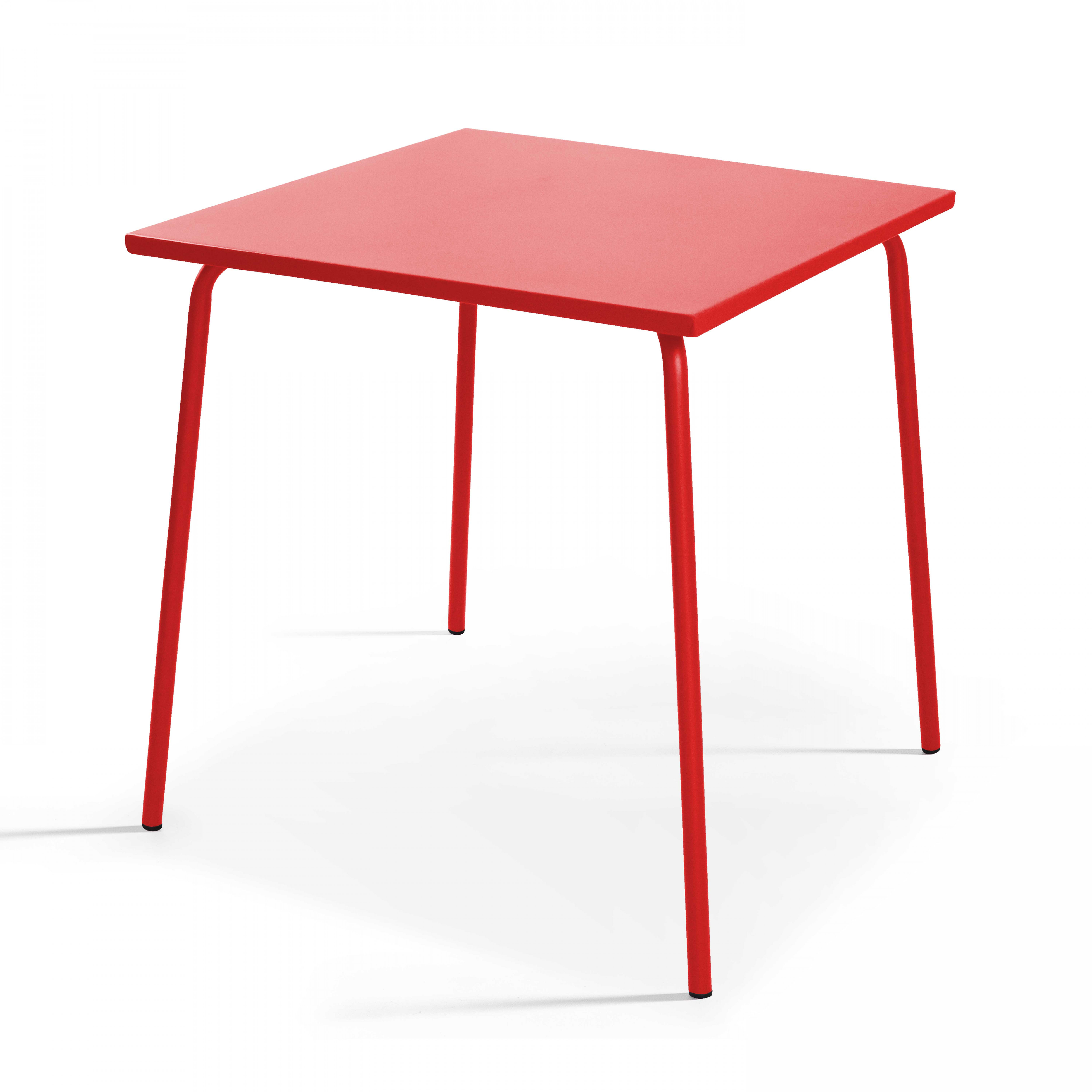 Ein kleiner, roter Metalltisch ist isoliert vor einem weißen Hintergrund und zeigt sein schlichtes Design.
