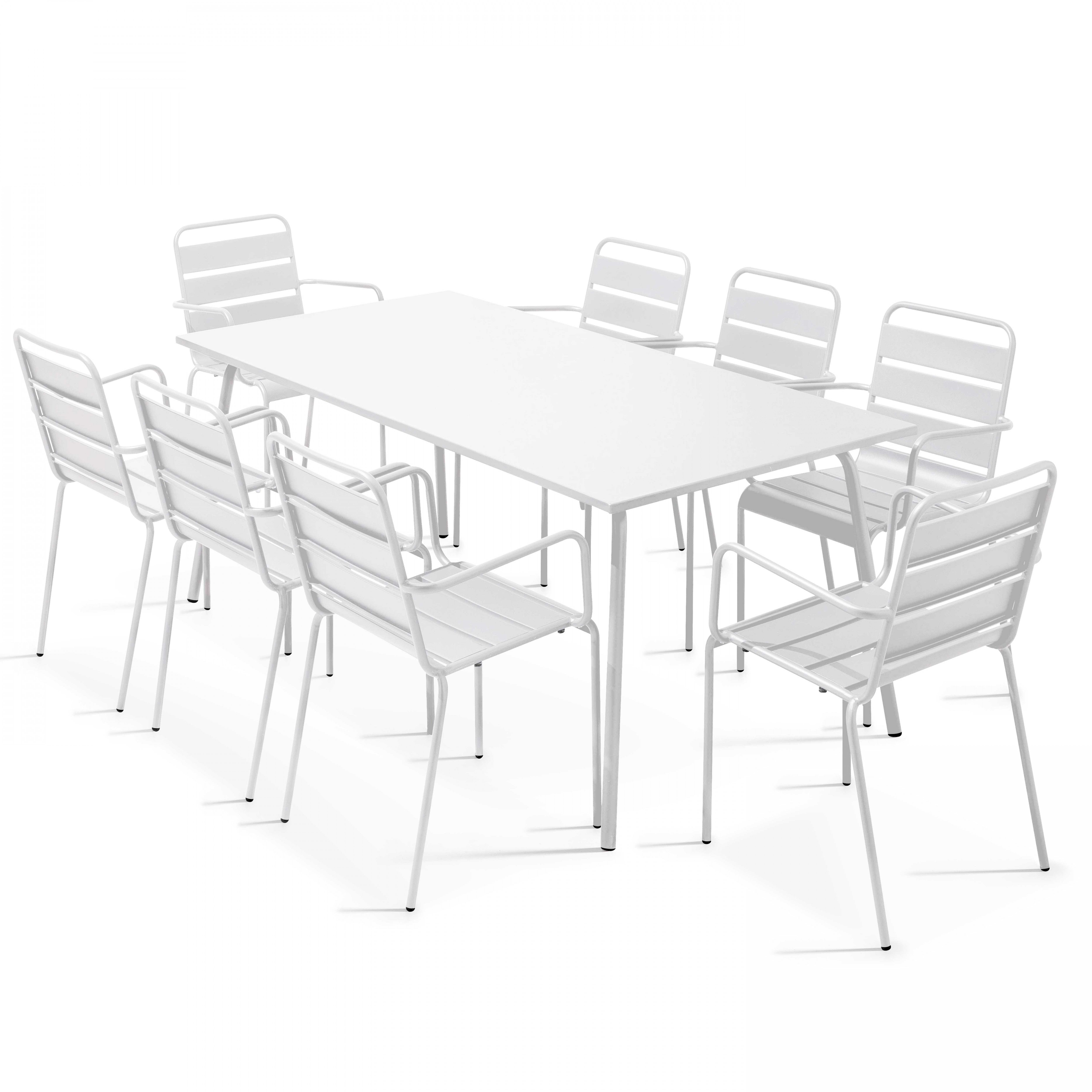 Acht weiße Stühle und ein rechteckiger weißer Tisch auf weißem Hintergrund.