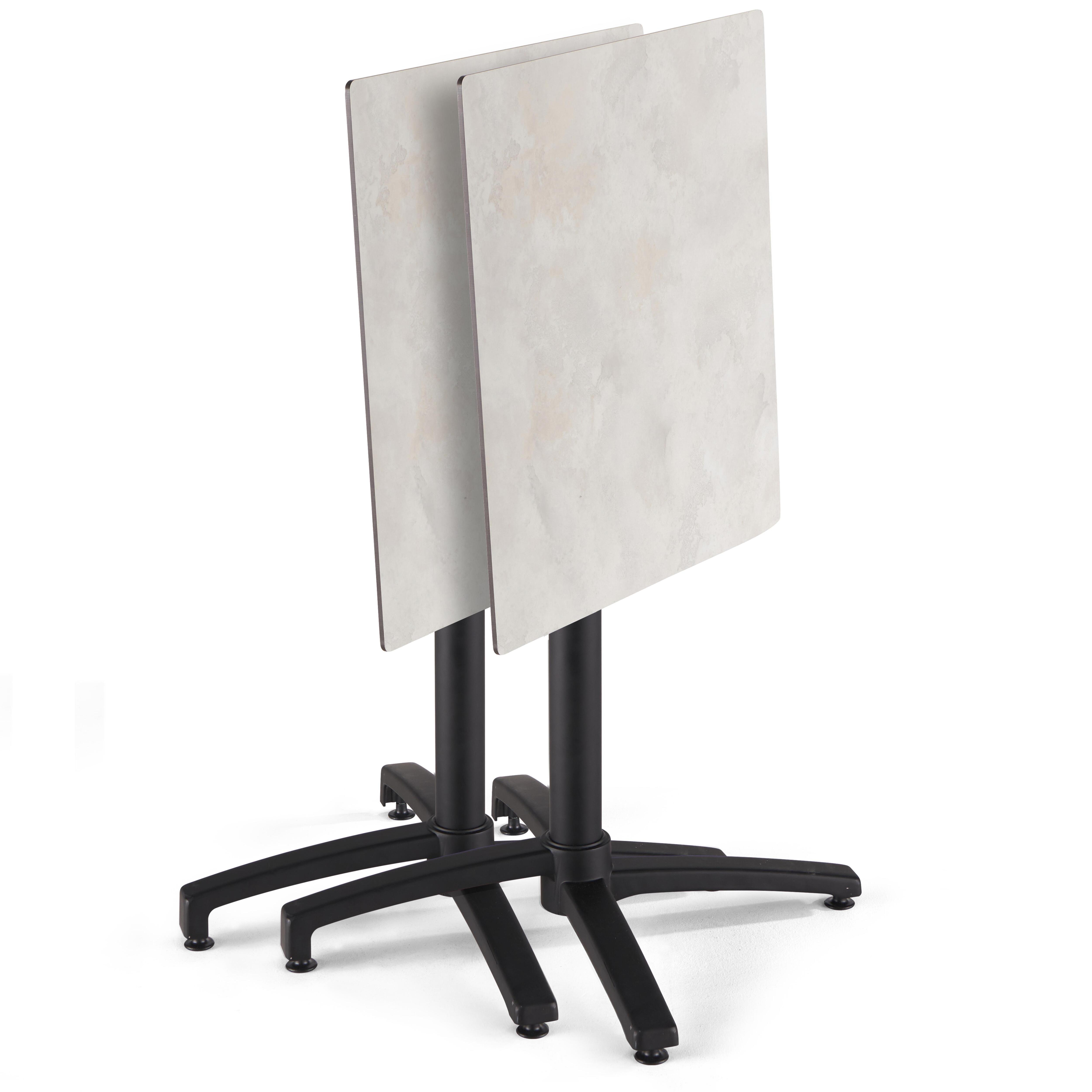 Zwei Tische mit zwei verbundenen Tischplatten. Die Tische sind schwarz mit hellfarbigen Tischplatten.