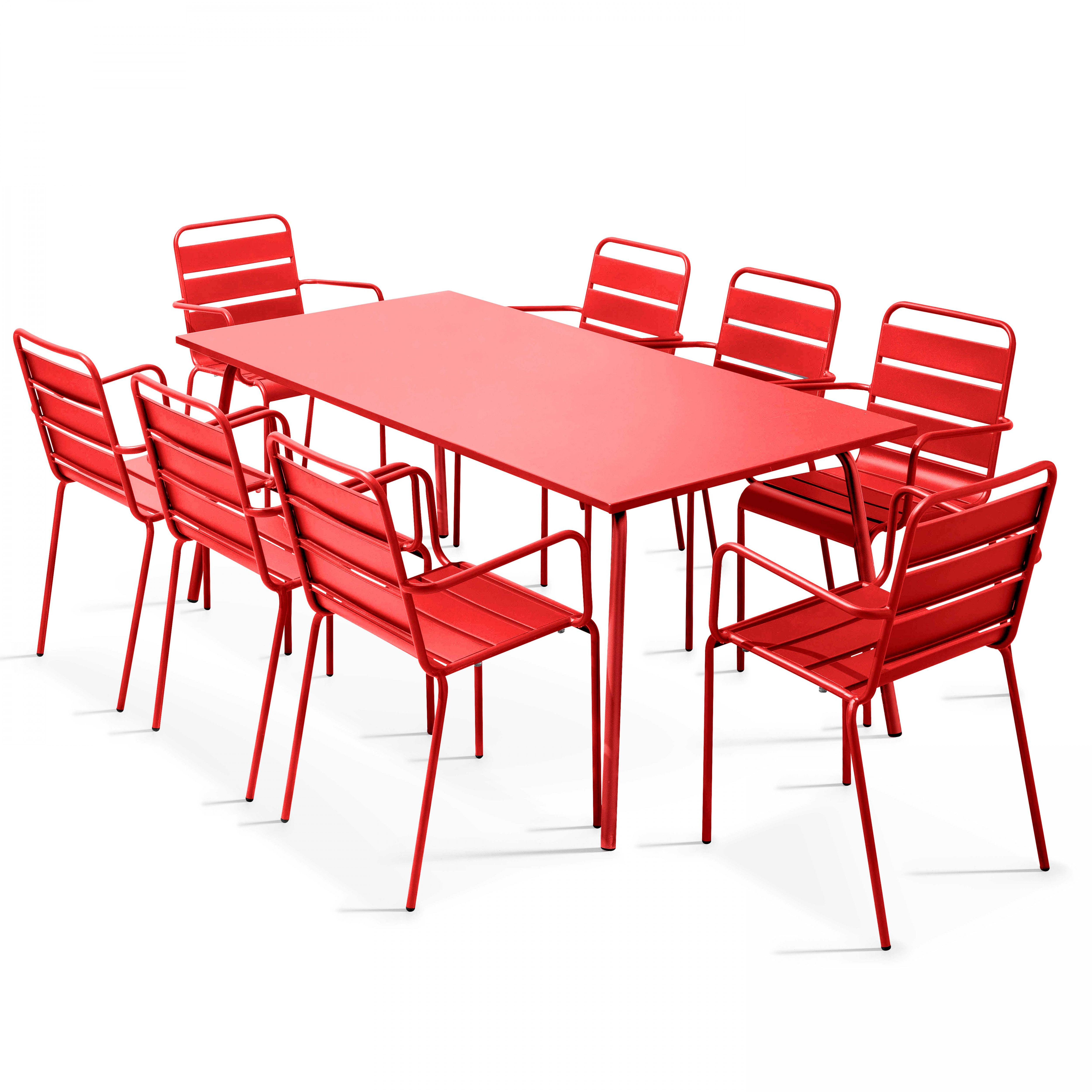Roter Tisch und Stühle. Acht Stühle um den Tisch. Weißer Hintergrund.
