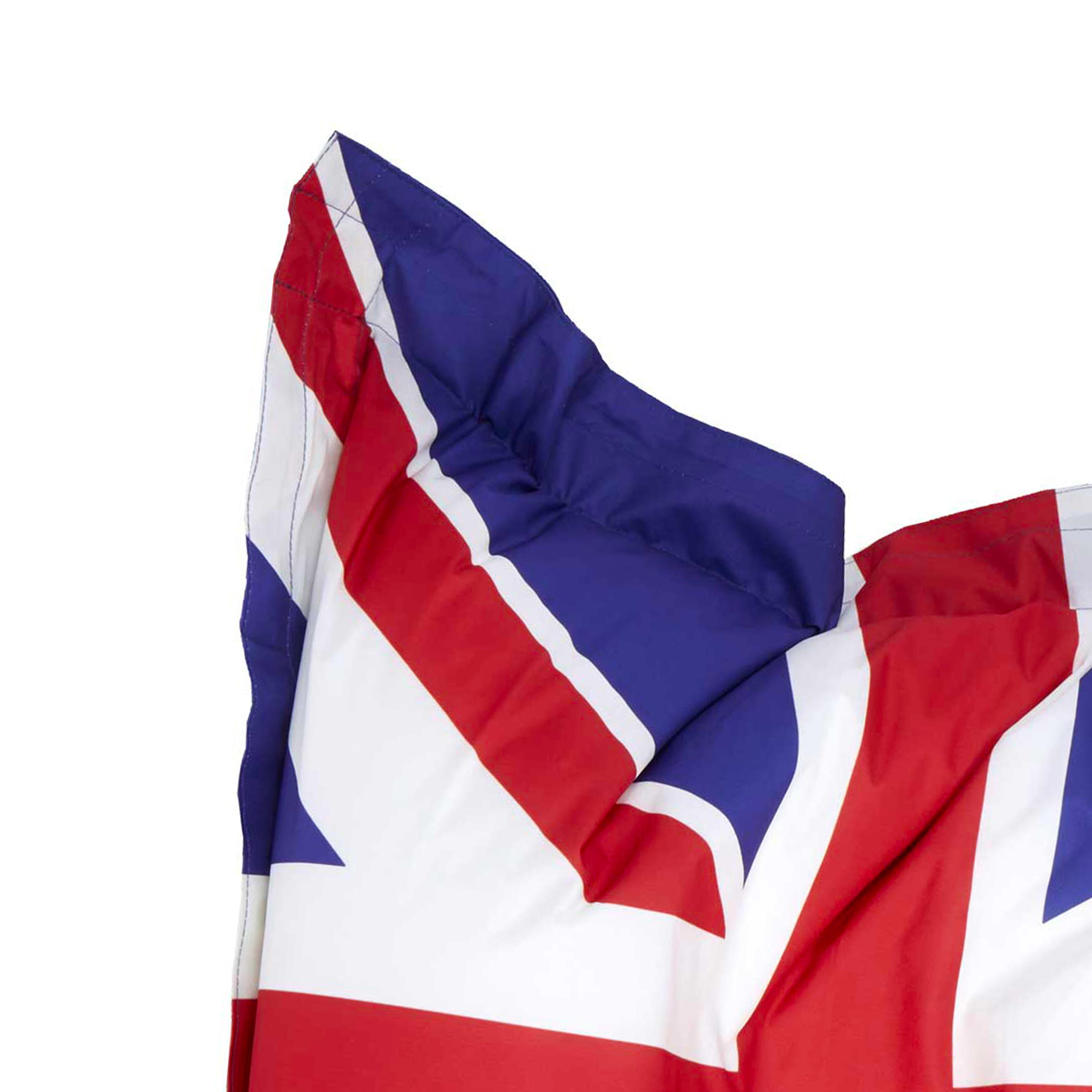 Nahaufnahme einer Union Jack Flagge, weißer Hintergrund.