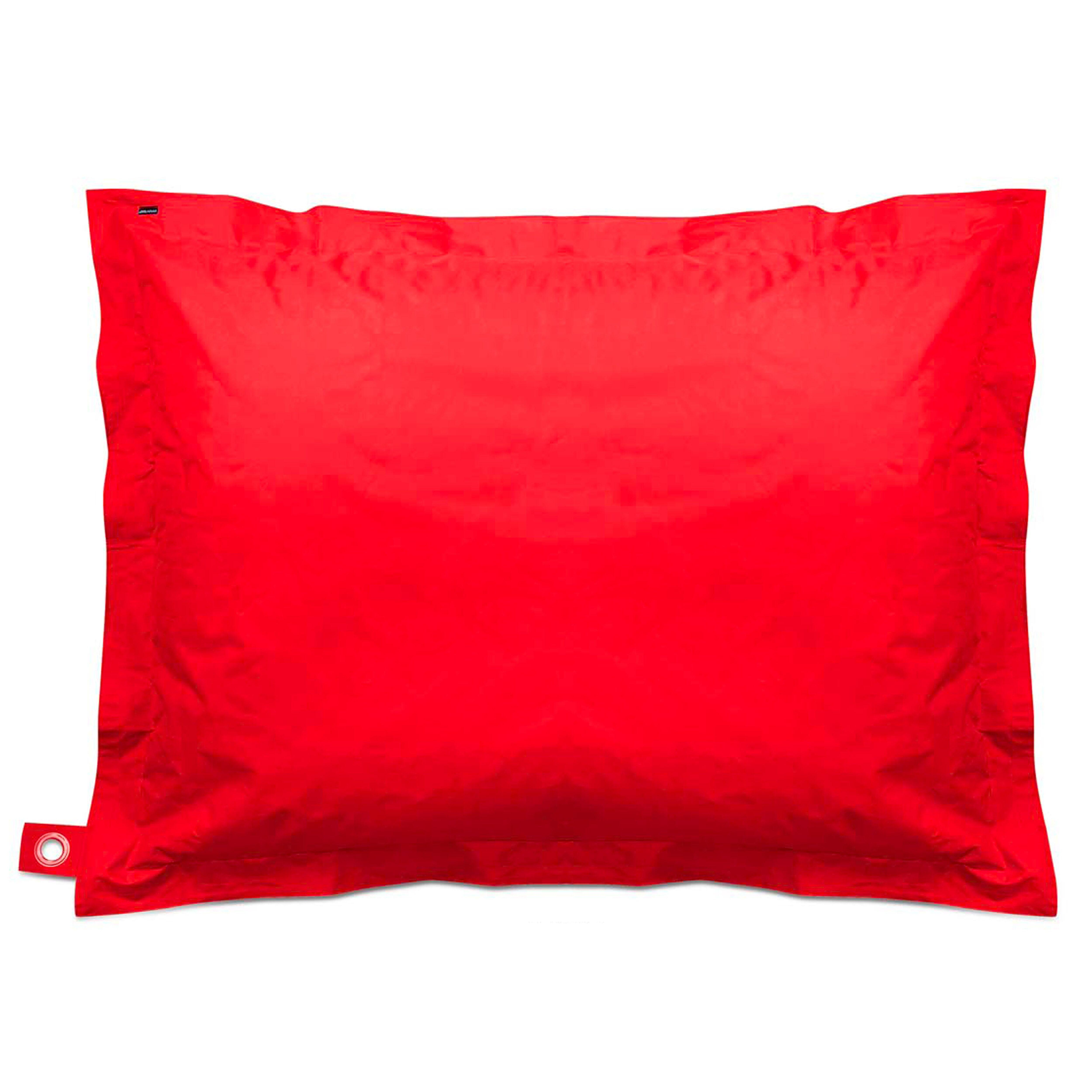 Ein leuchtend rotes, rechteckiges Kissen mit einem kleinen Etikett in der unteren linken Ecke befindet sich auf einem weißen Hintergrund.