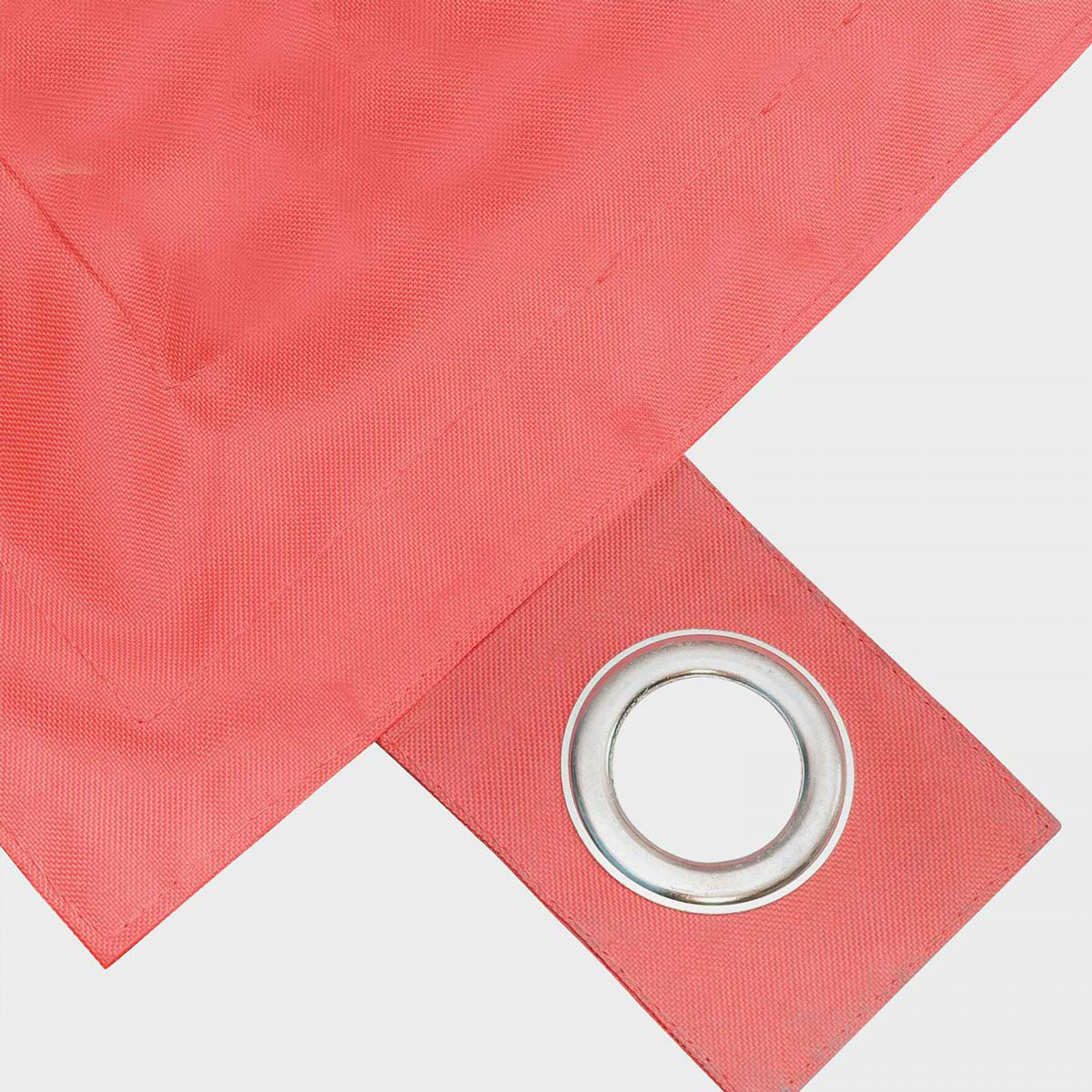 Nahaufnahme eines rosa Stoffes mit Metallöse. Der Stoff hat eine rechteckige Form.