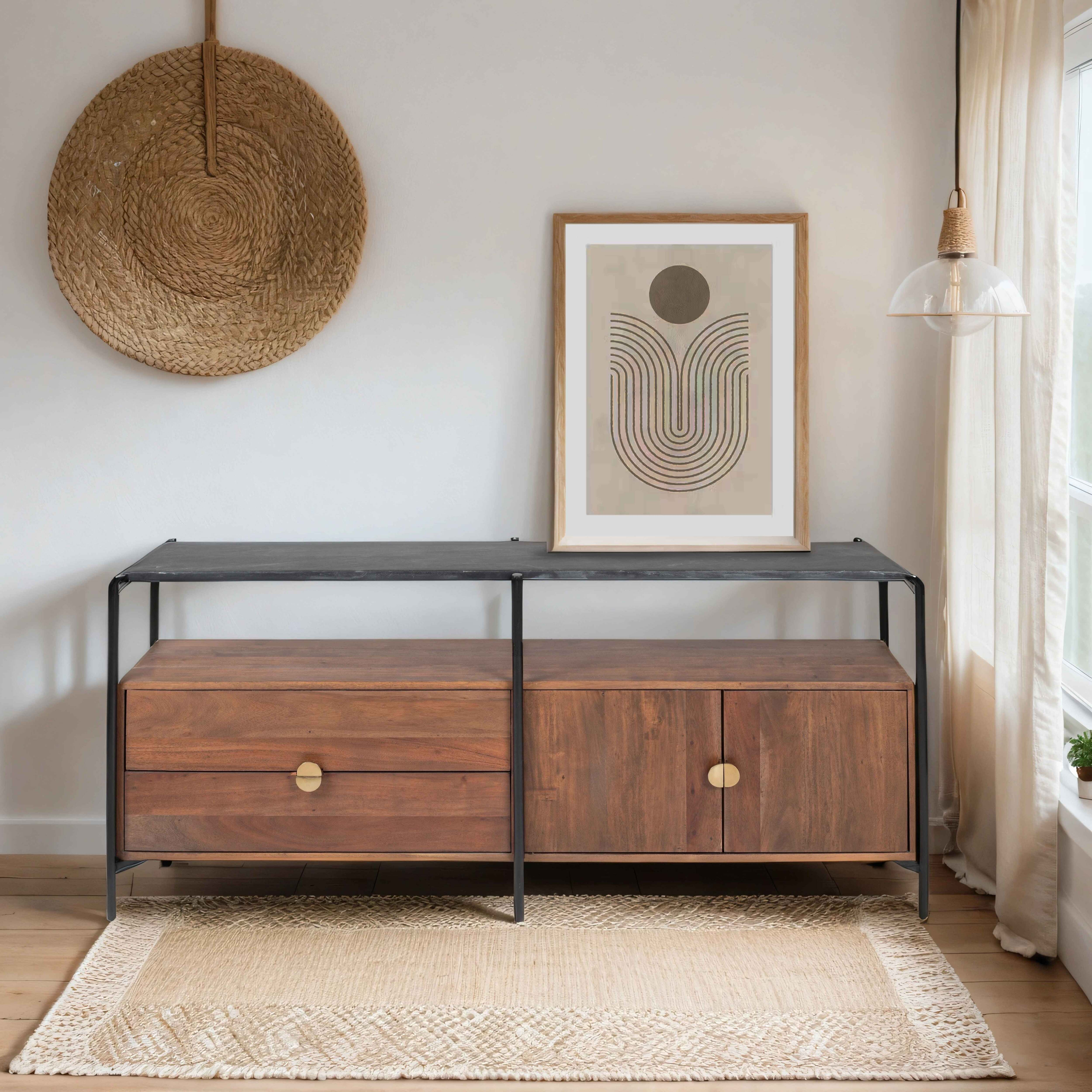 Holzschrank mit Deko oben. Teppich auf dem Boden. Weißes und beiges Farbschema.