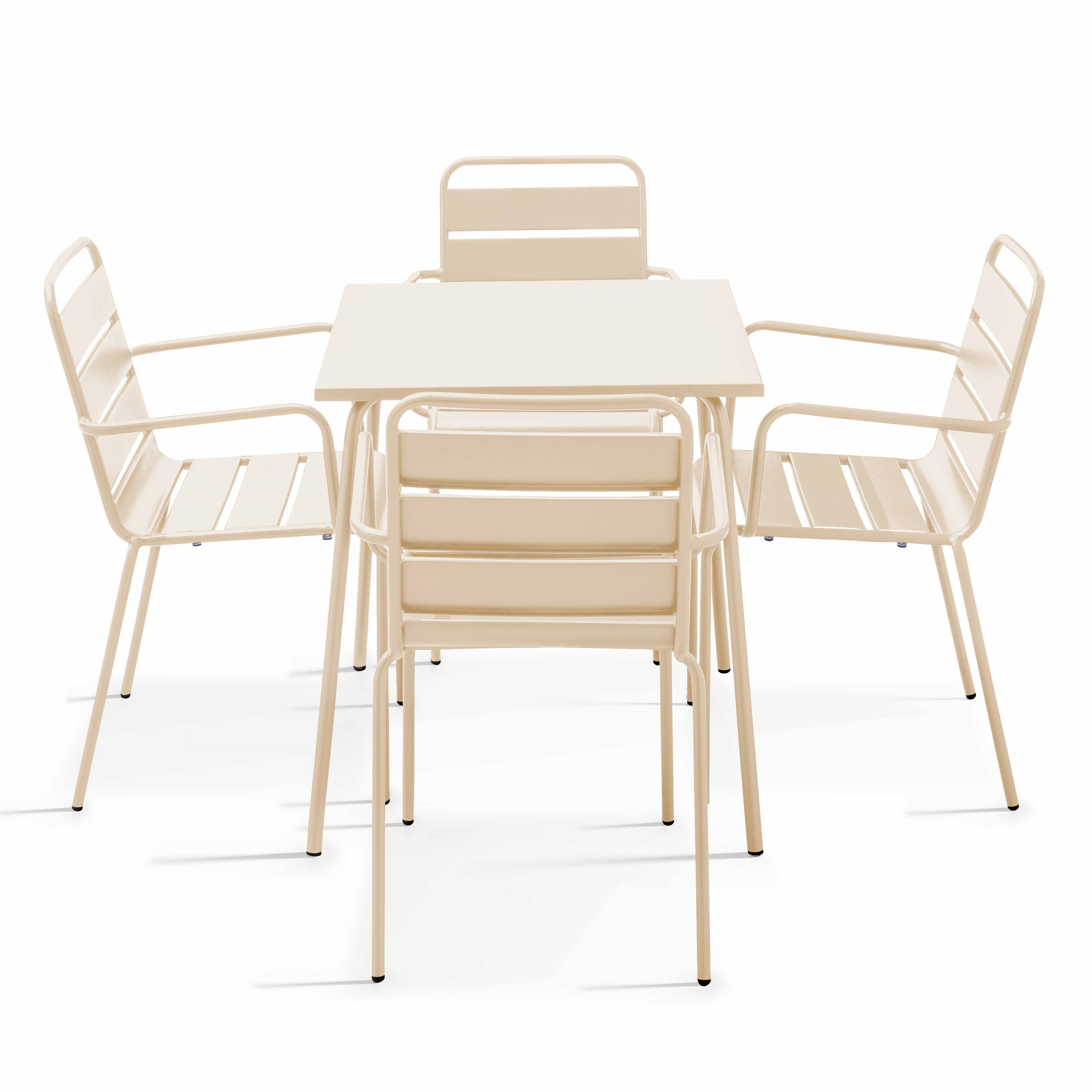 Beiger quadratischer Tisch und vier passende Stühle, alle auf weißem Grund.