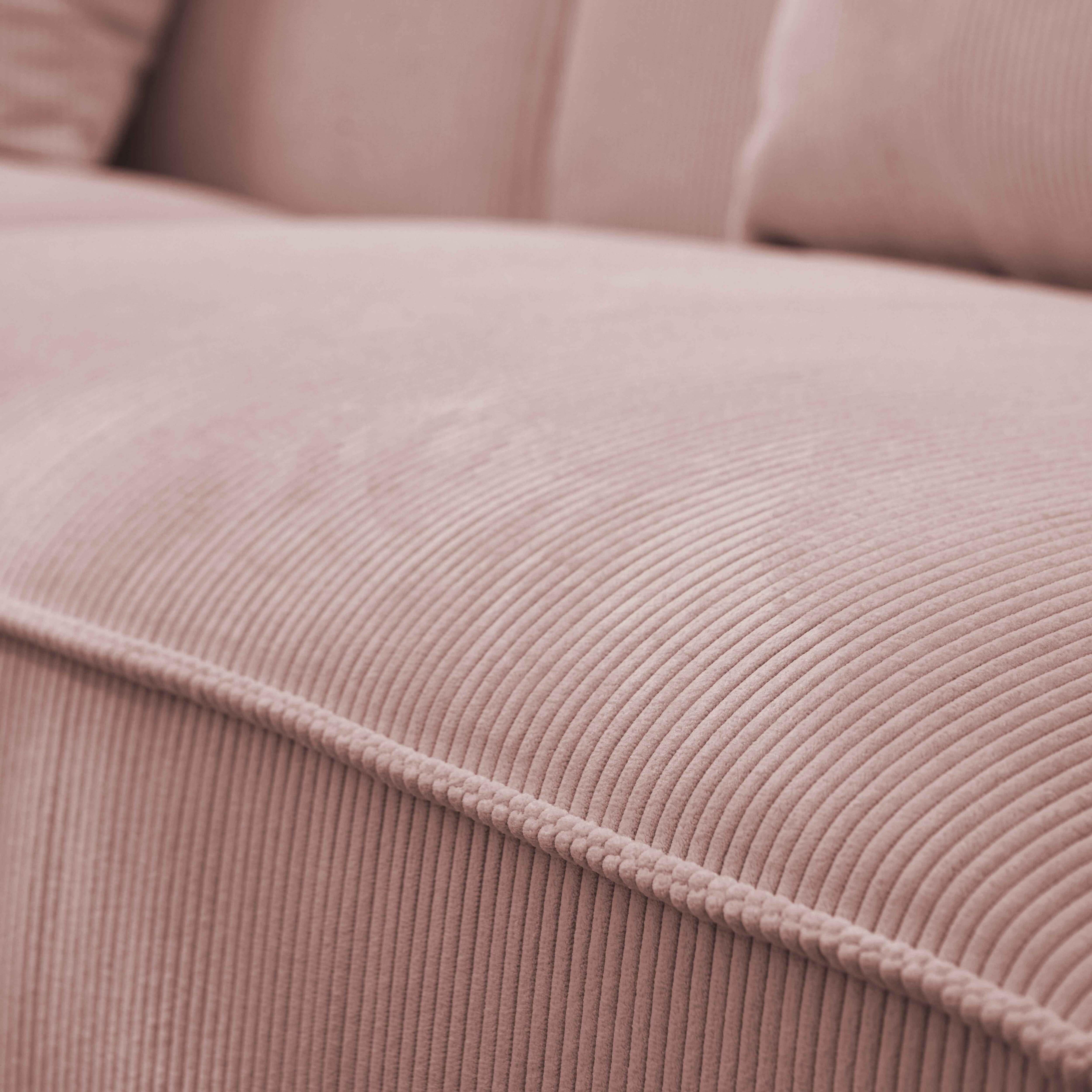 Nahaufnahme von rosa Cordstoff mit sichtbaren Rippen und Nähten.