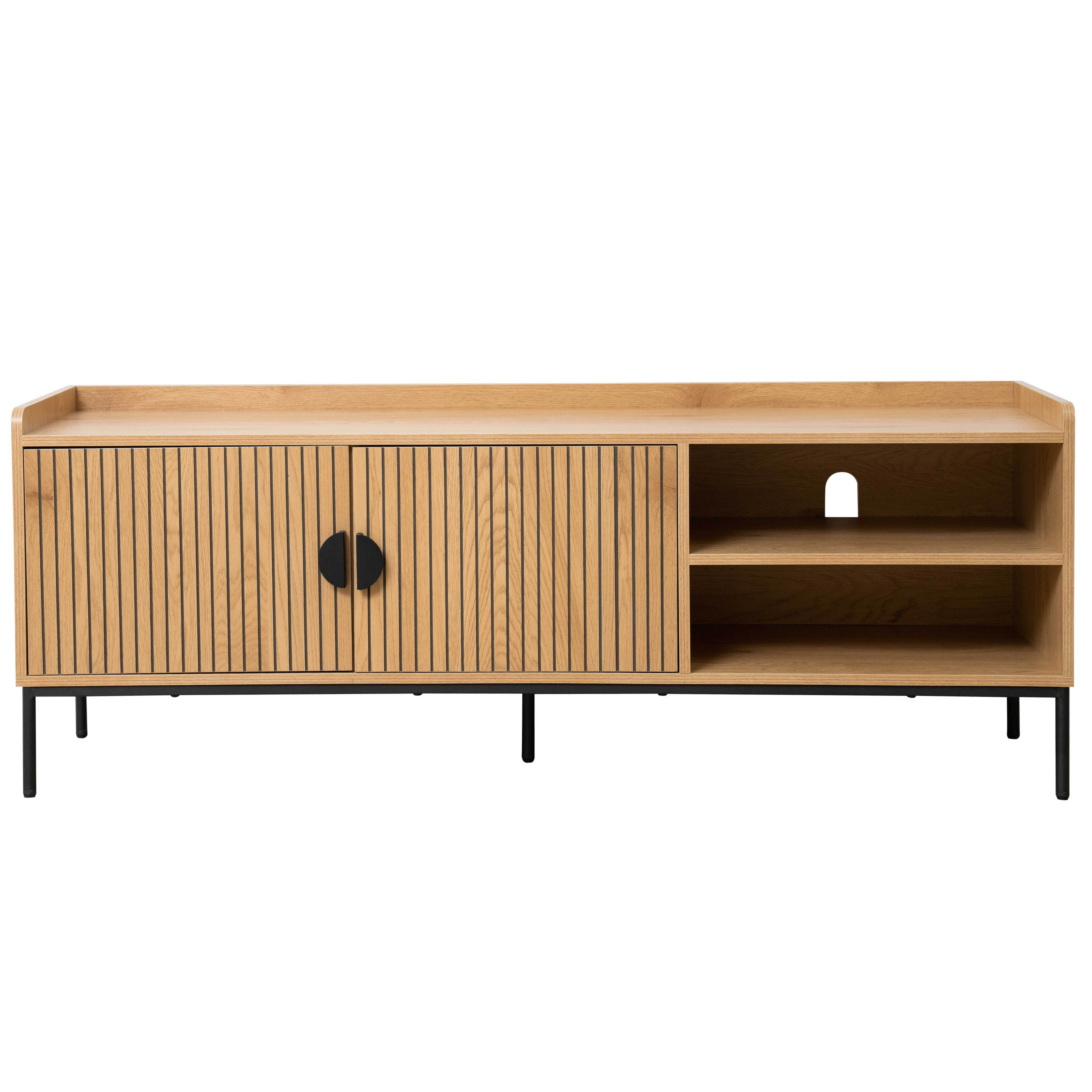 Holzschrank. Der Schrank hat eine Tür und ein offenes Regal. Weißer Hintergrund.