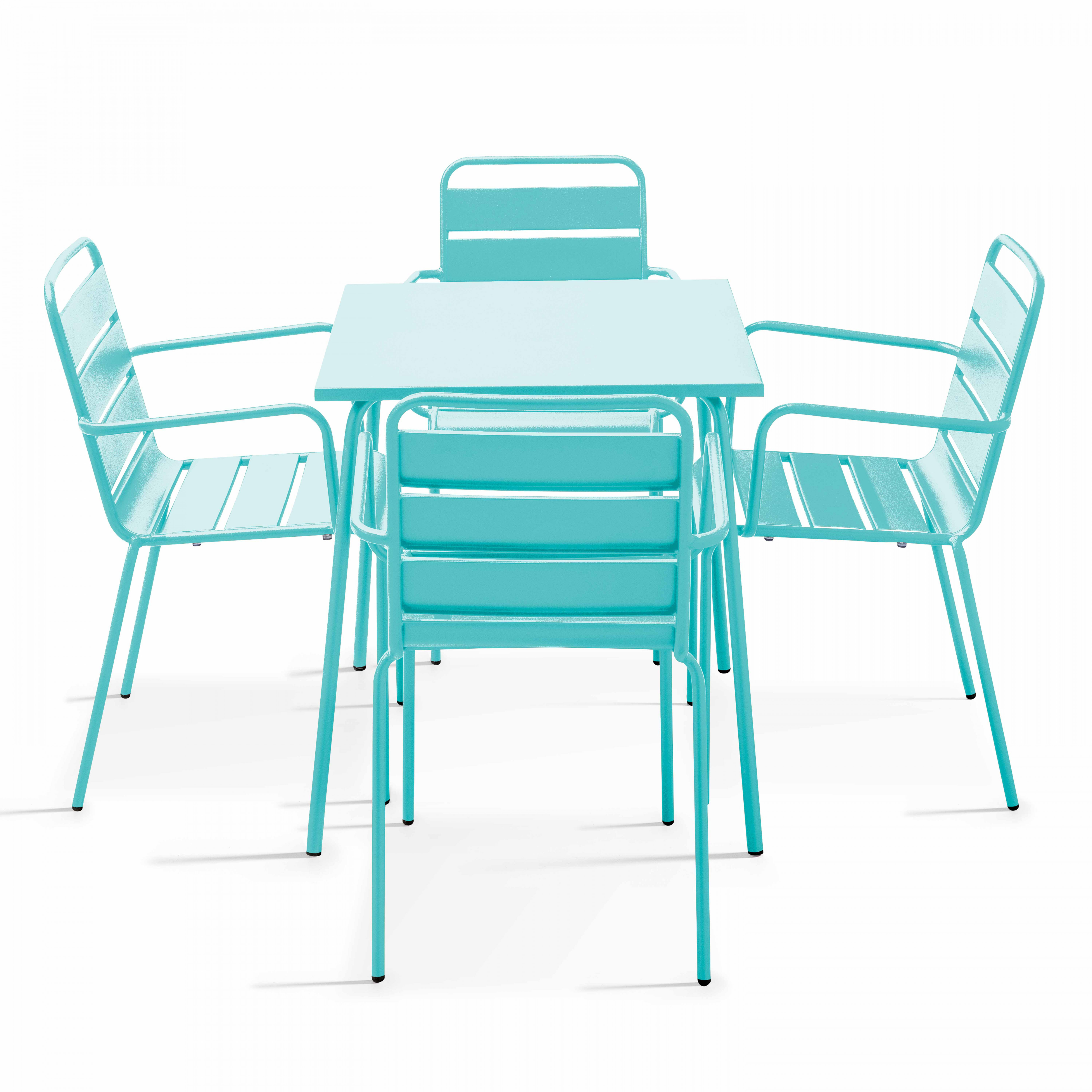 Ein Tisch mit vier Stühlen, alles türkis. Weißer Hintergrund. Das Set hat ein minimalistisches Design, für den Außenbereich geeignet.