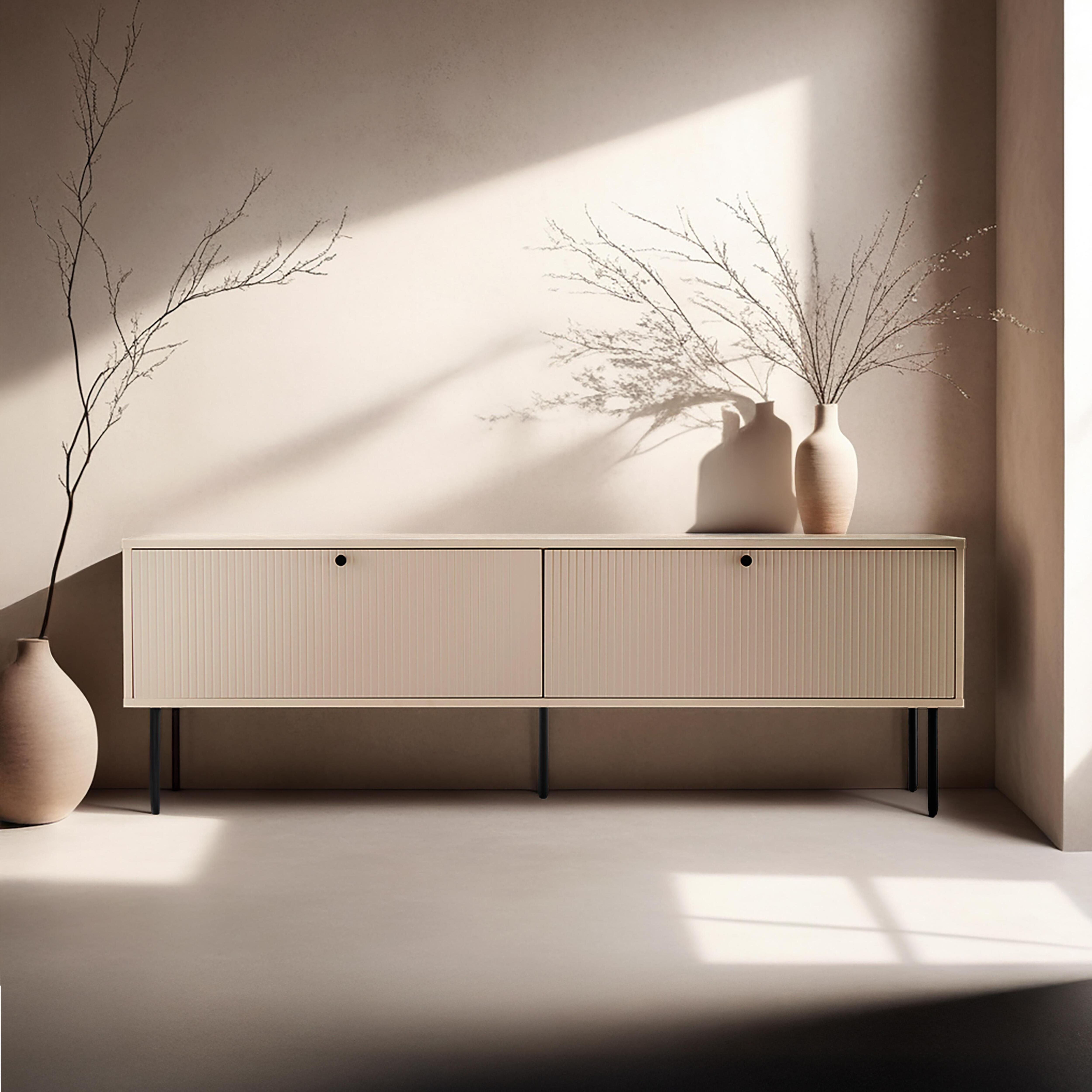 Beige Schrank mit zwei Türen, zwei Vasen und einem hohen Ast. Neutraler Hintergrund.