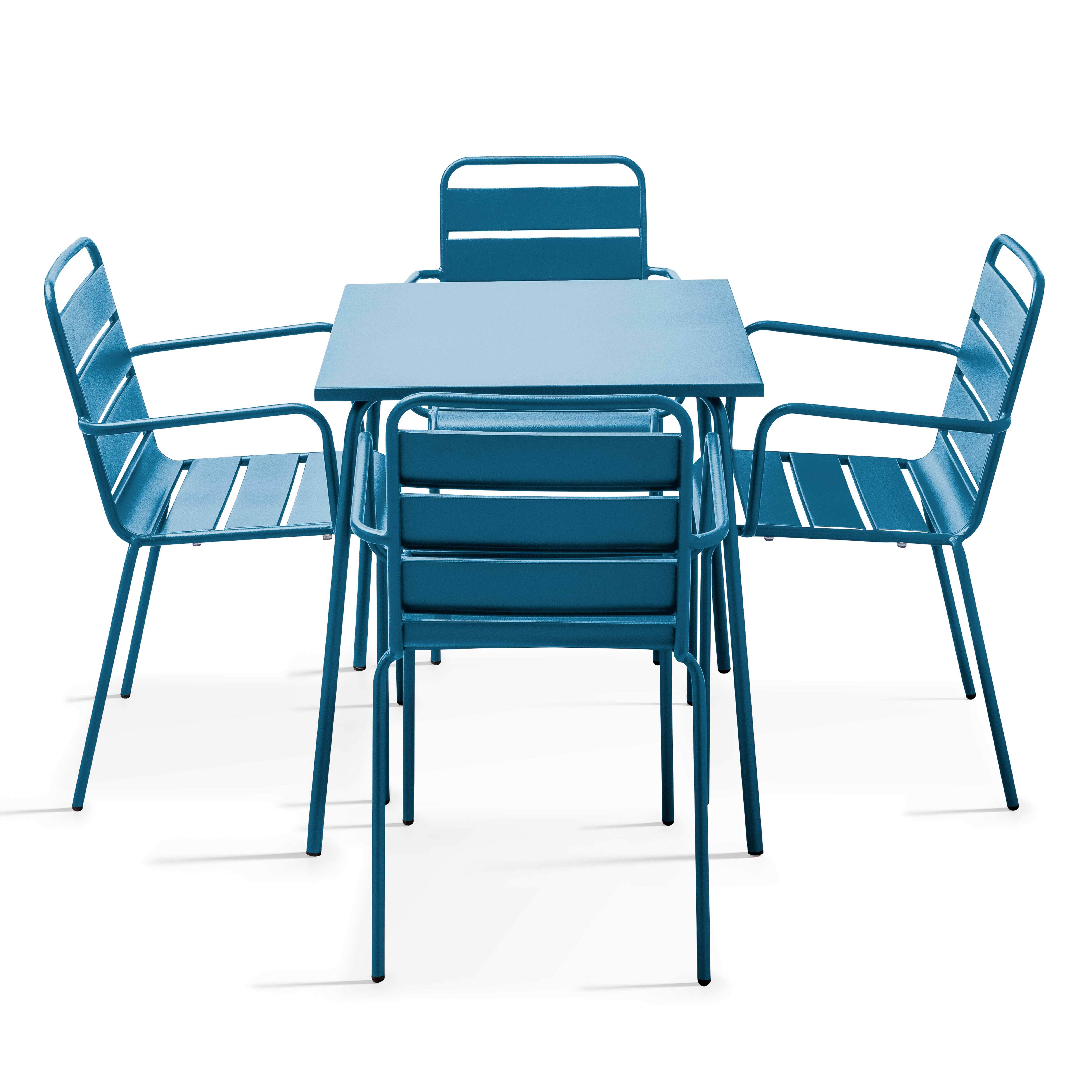 Ein blauer Tisch mit vier blauen Stühlen. Die Stühle umgeben den Tisch. Der Hintergrund ist weiß.