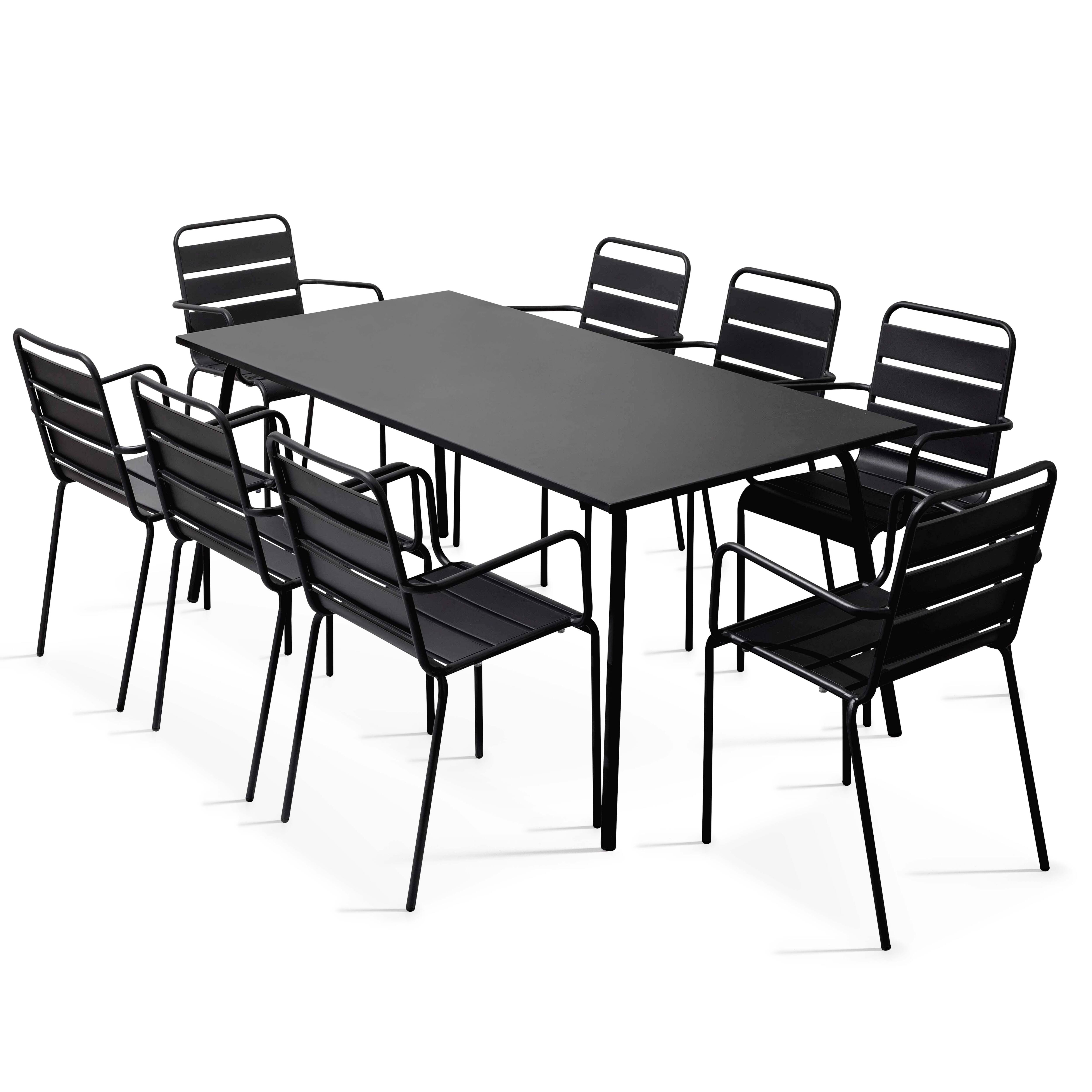 Ein schwarzer Tisch und Stühle. Der Hintergrund ist weiß.