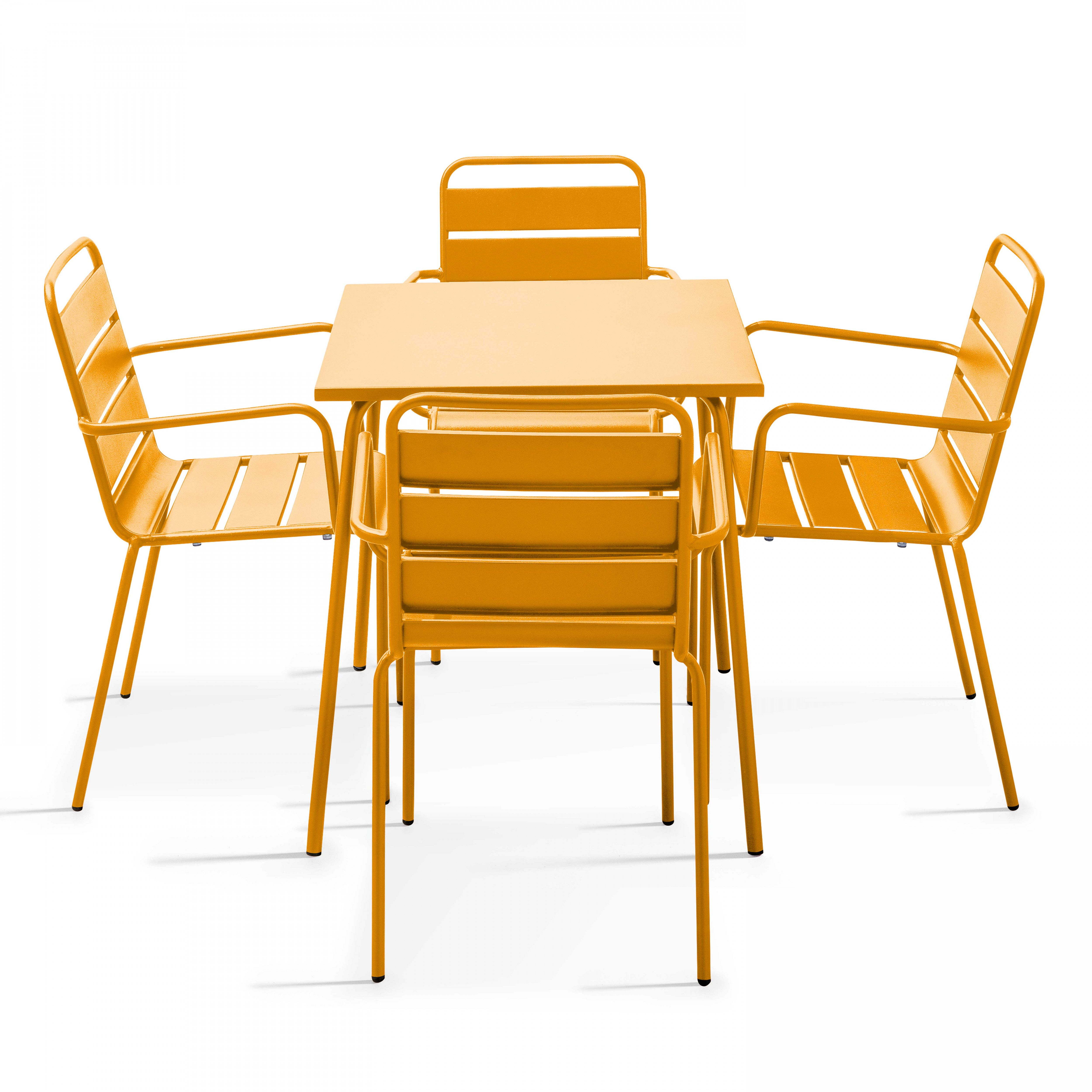 Orangefarbenes Tisch- und Stuhlset. Quadratischer Tisch mit vier Stühlen. Alle sind orange und haben ein modernes Design.
