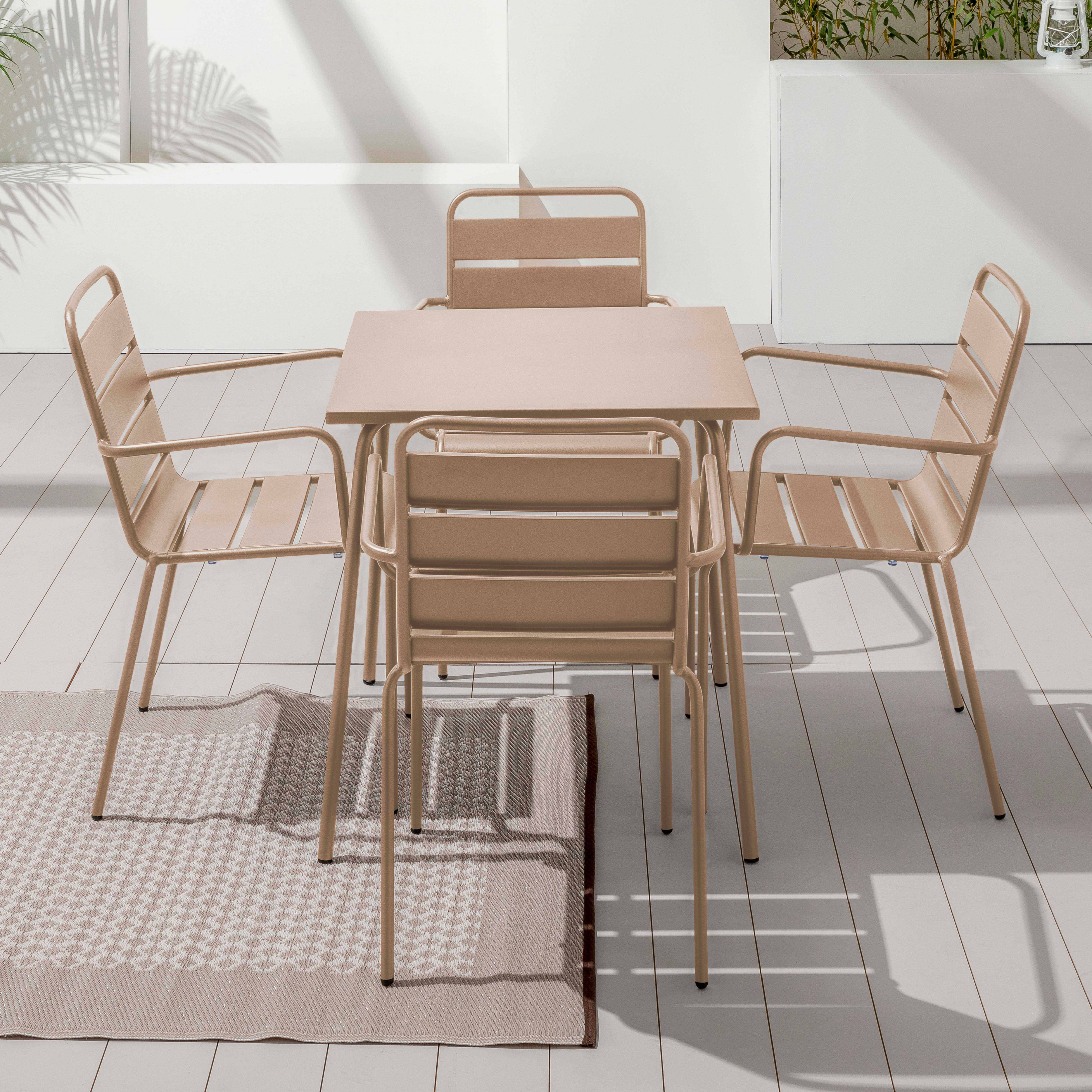 Beiges Tisch- und Stuhlset im Freien auf einer Terrasse, die einen Essbereich schafft.