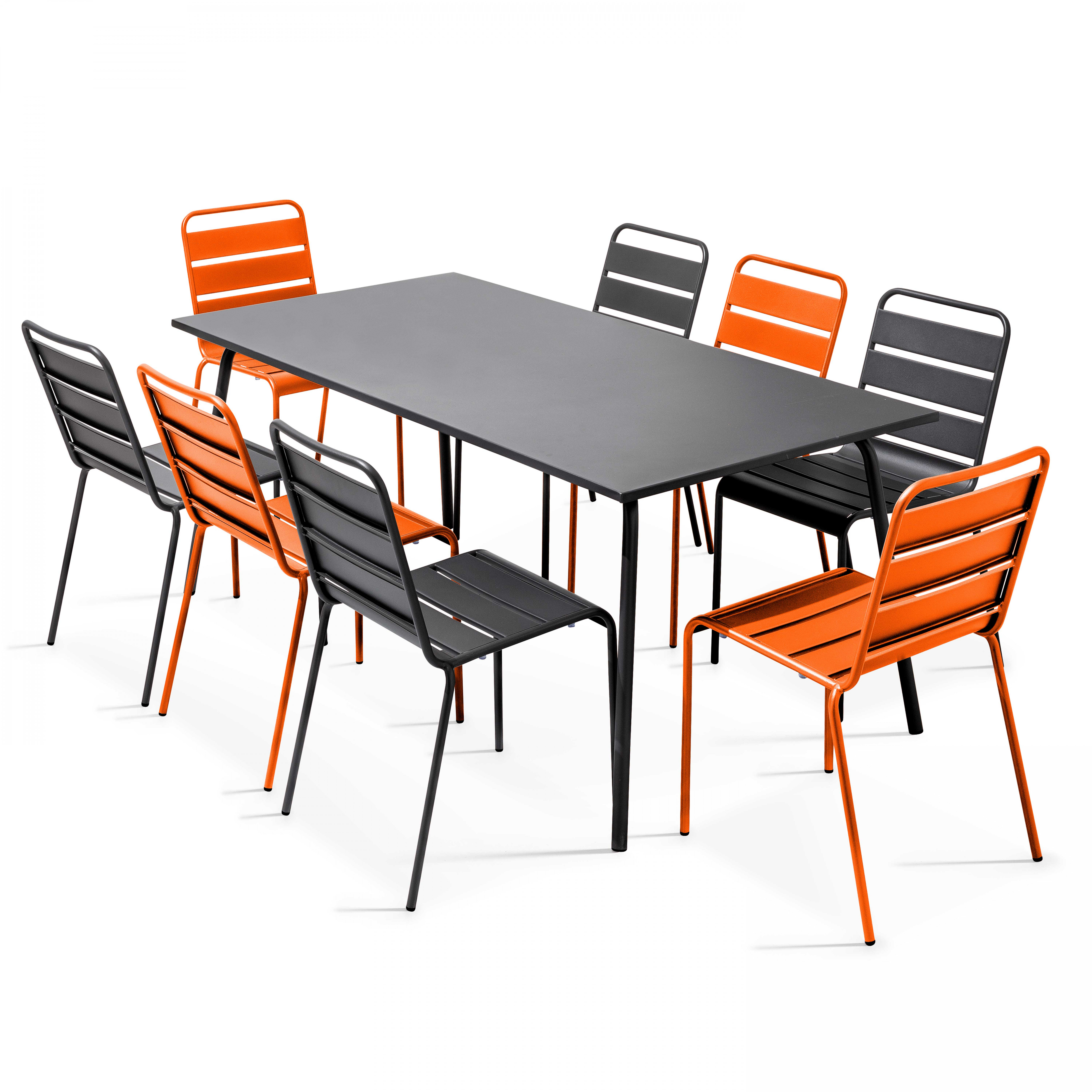 Ein schwarzer Tisch, umgeben von schwarzen und orangenen Stühlen, auf weißem Hintergrund. Der Tisch ist rechteckig.