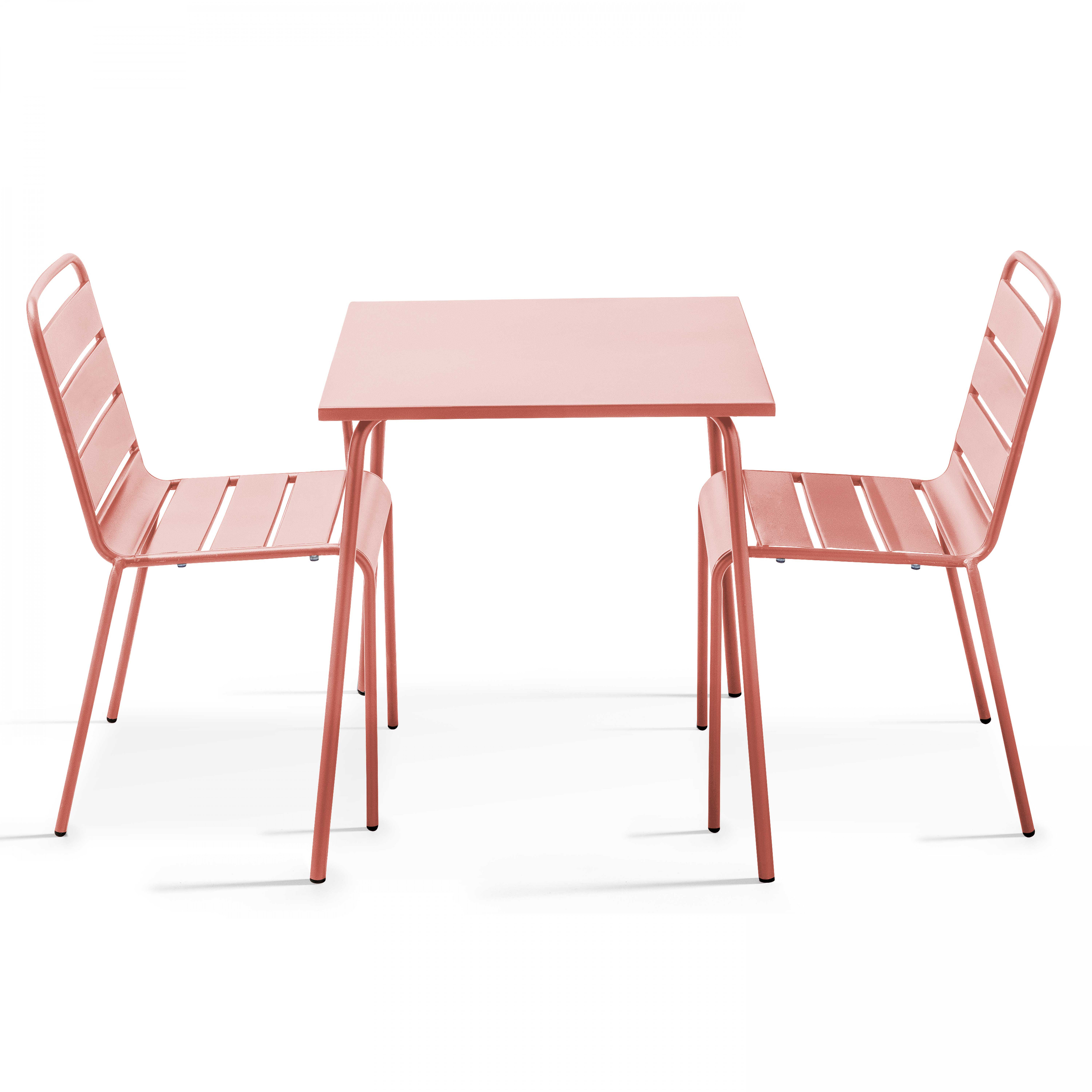 Rosa Tisch und zwei Stühle. Alle sind aus Metall und haben ein Latten-Design.